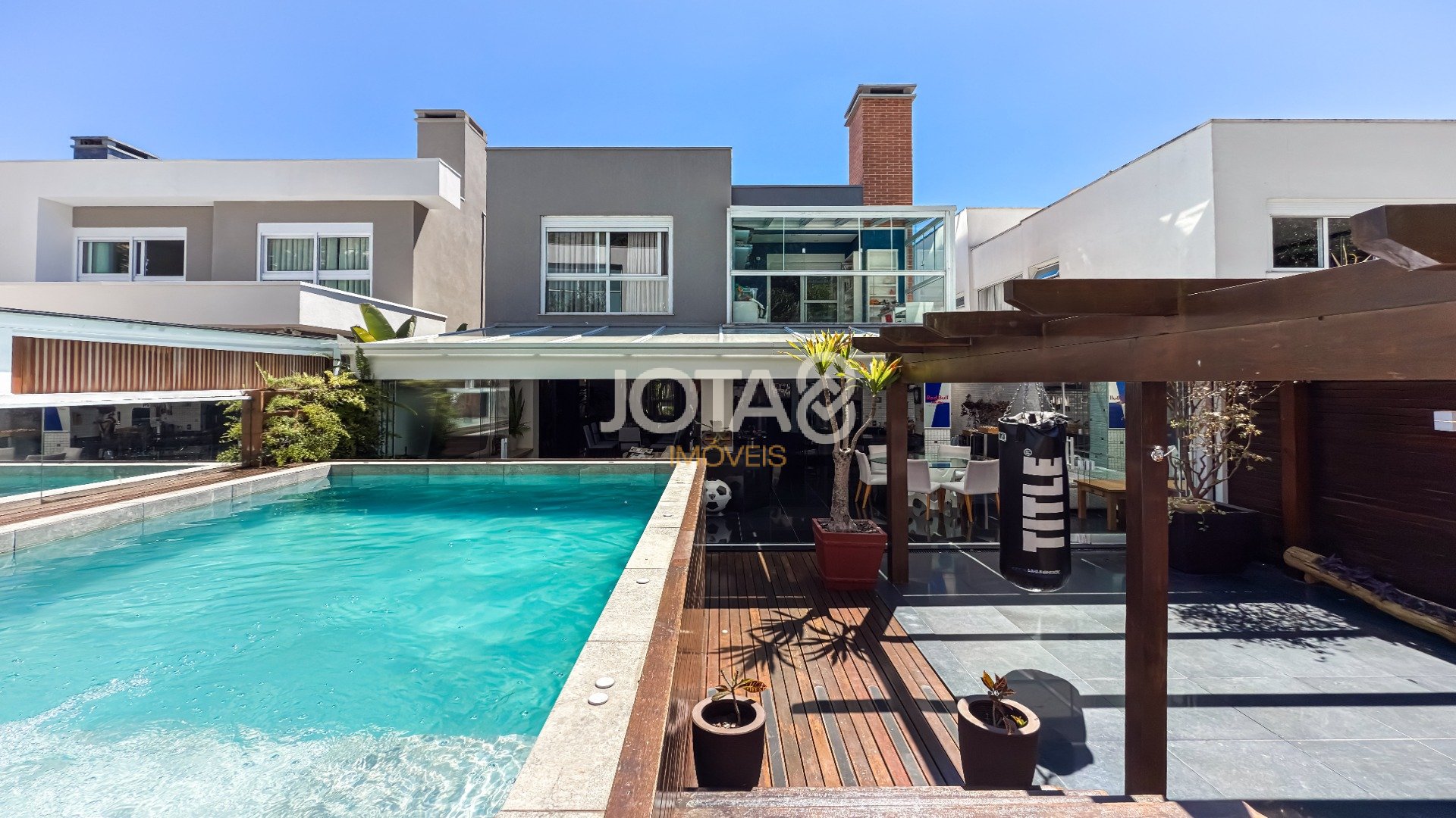 CASA NO GRAND GARDEN COM 3 SUITES E PISCINA