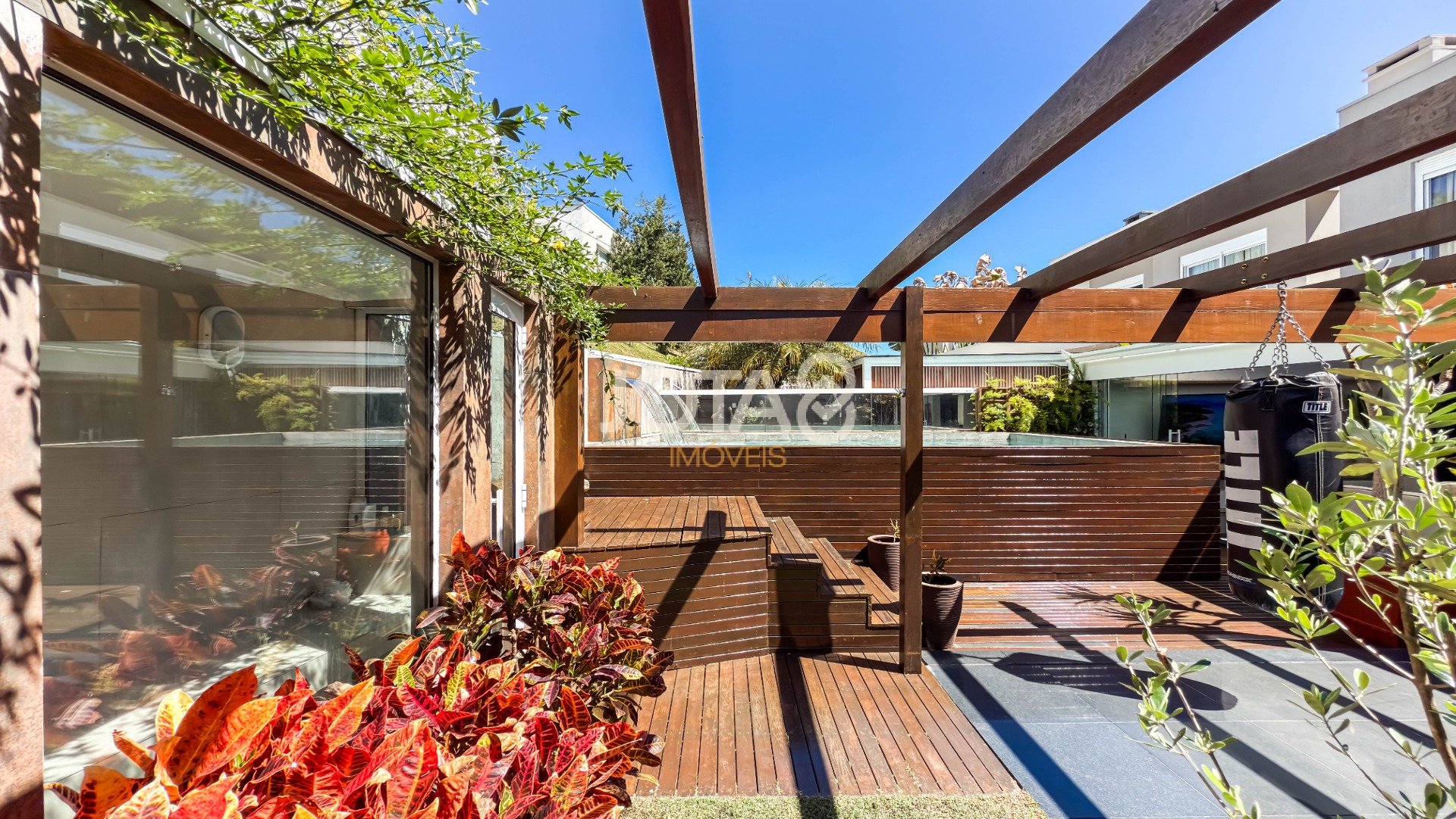 CASA NO GRAND GARDEN COM 3 SUITES E PISCINA