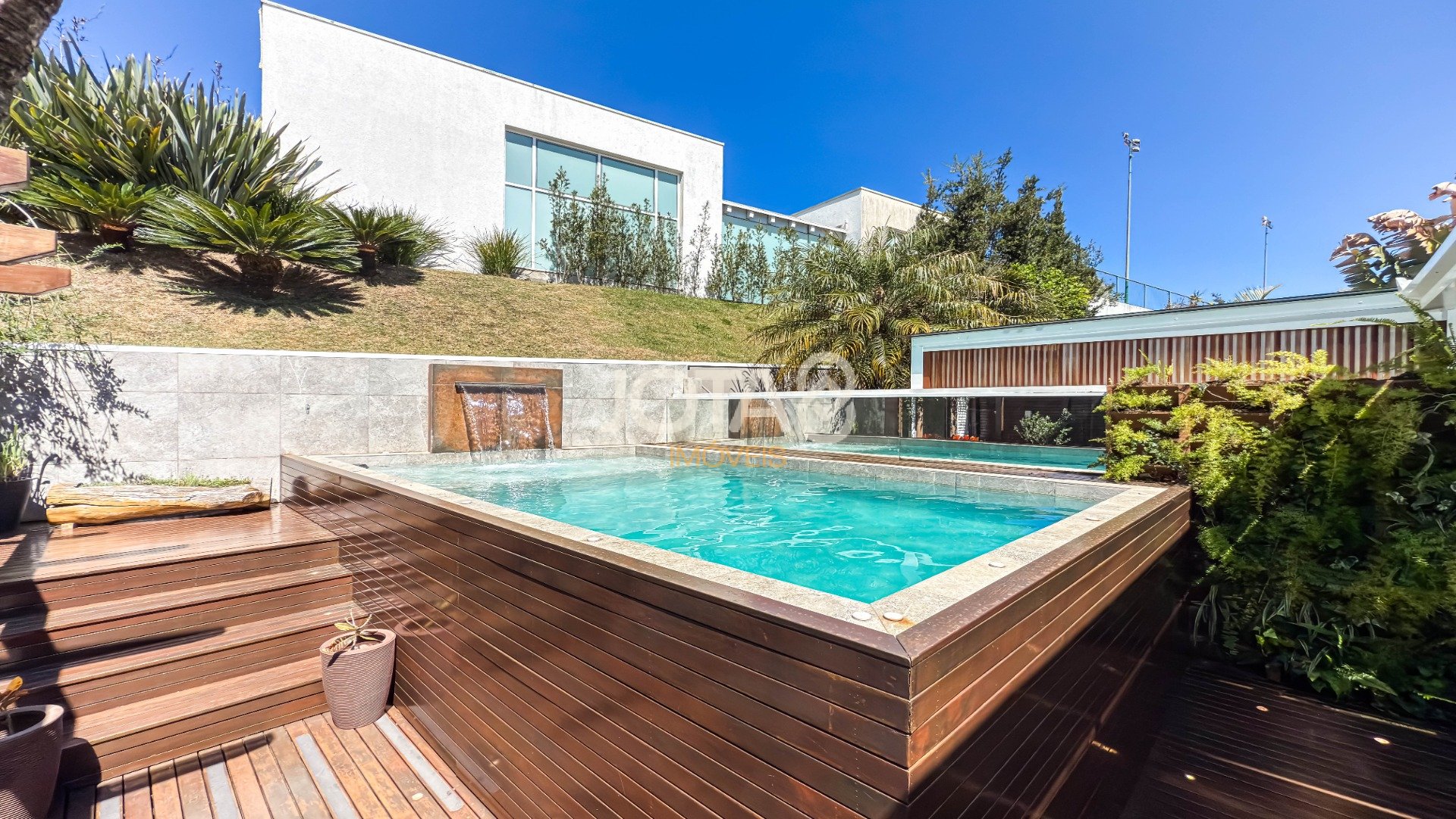 CASA NO GRAND GARDEN COM 3 SUITES E PISCINA
