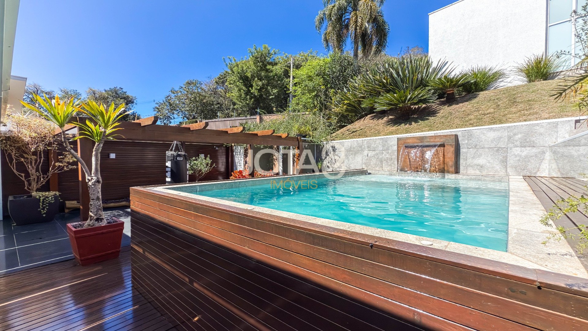 CASA NO GRAND GARDEN COM 3 SUITES E PISCINA