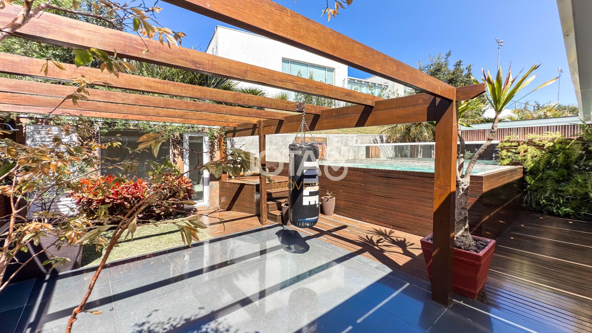 CASA NO GRAND GARDEN COM 3 SUITES E PISCINA