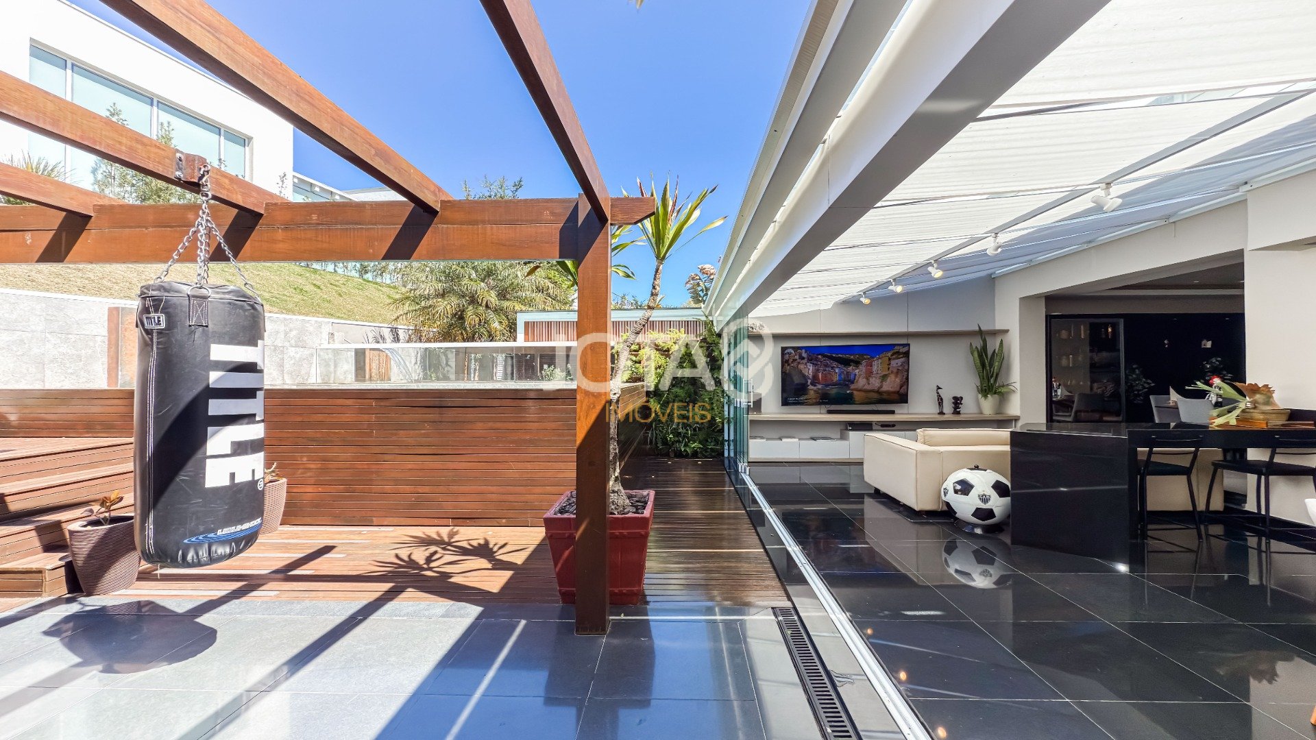 CASA NO GRAND GARDEN COM 3 SUITES E PISCINA