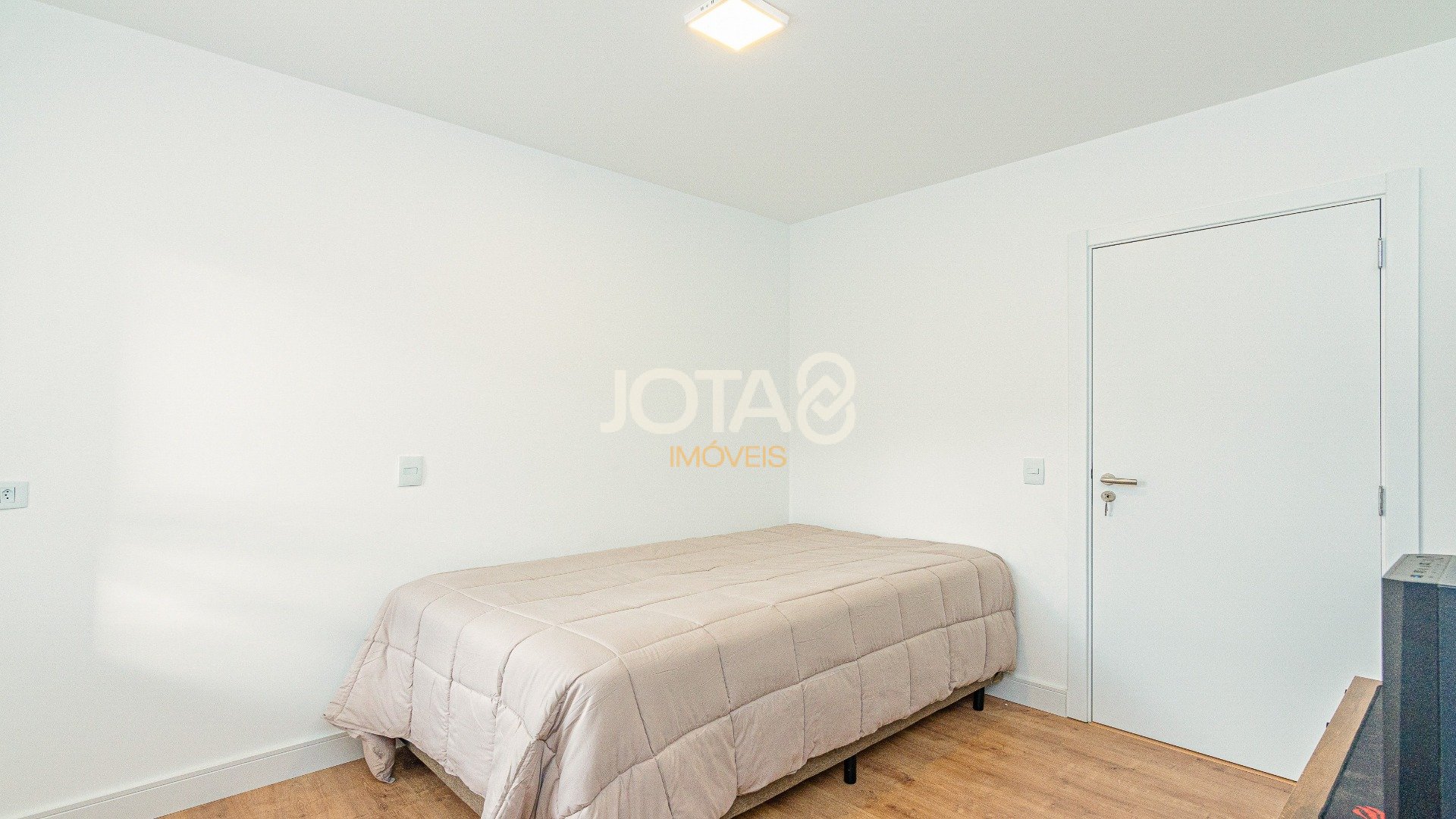 APARTAMENTO  3 QUARTOS, NO BATEL,  SEMI MOBILIADO