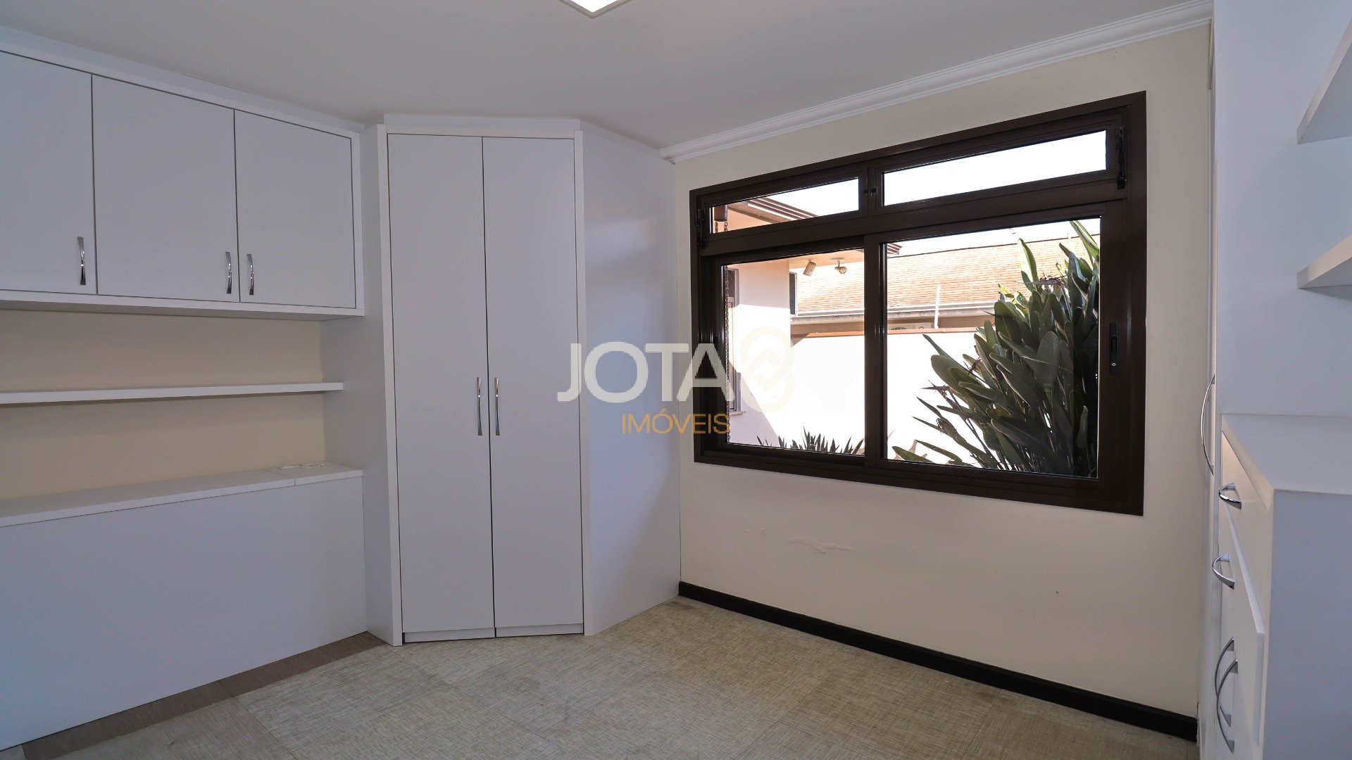 LINDA CASA DENTRO DO PARQUE BARIGUI - J8
