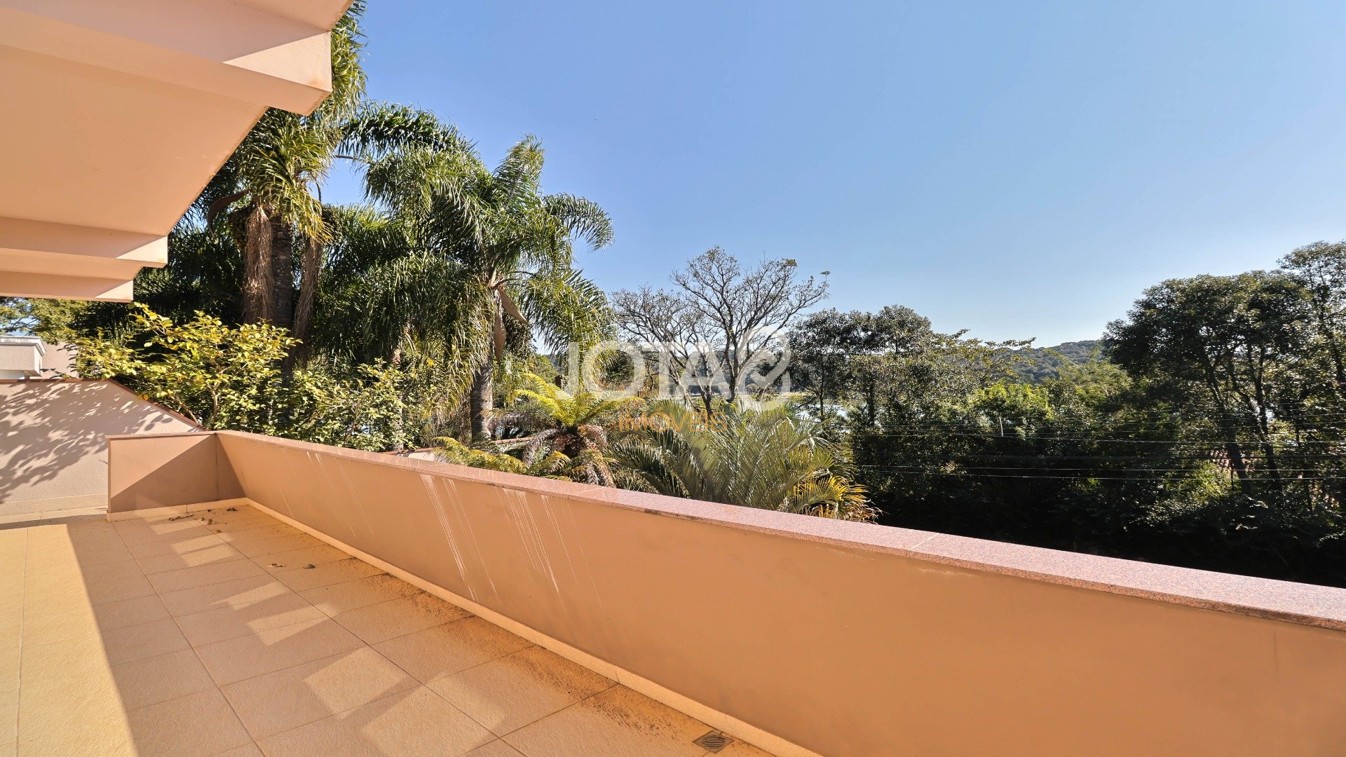 LINDA CASA DENTRO DO PARQUE BARIGUI - J8