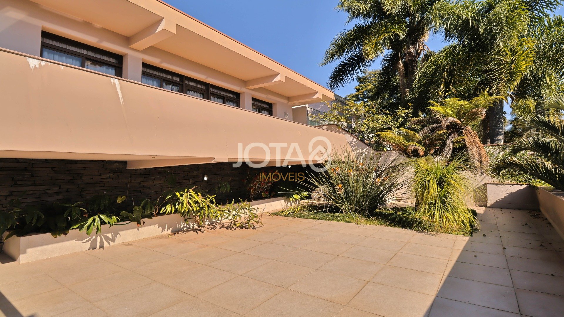 LINDA CASA DENTRO DO PARQUE BARIGUI - J8