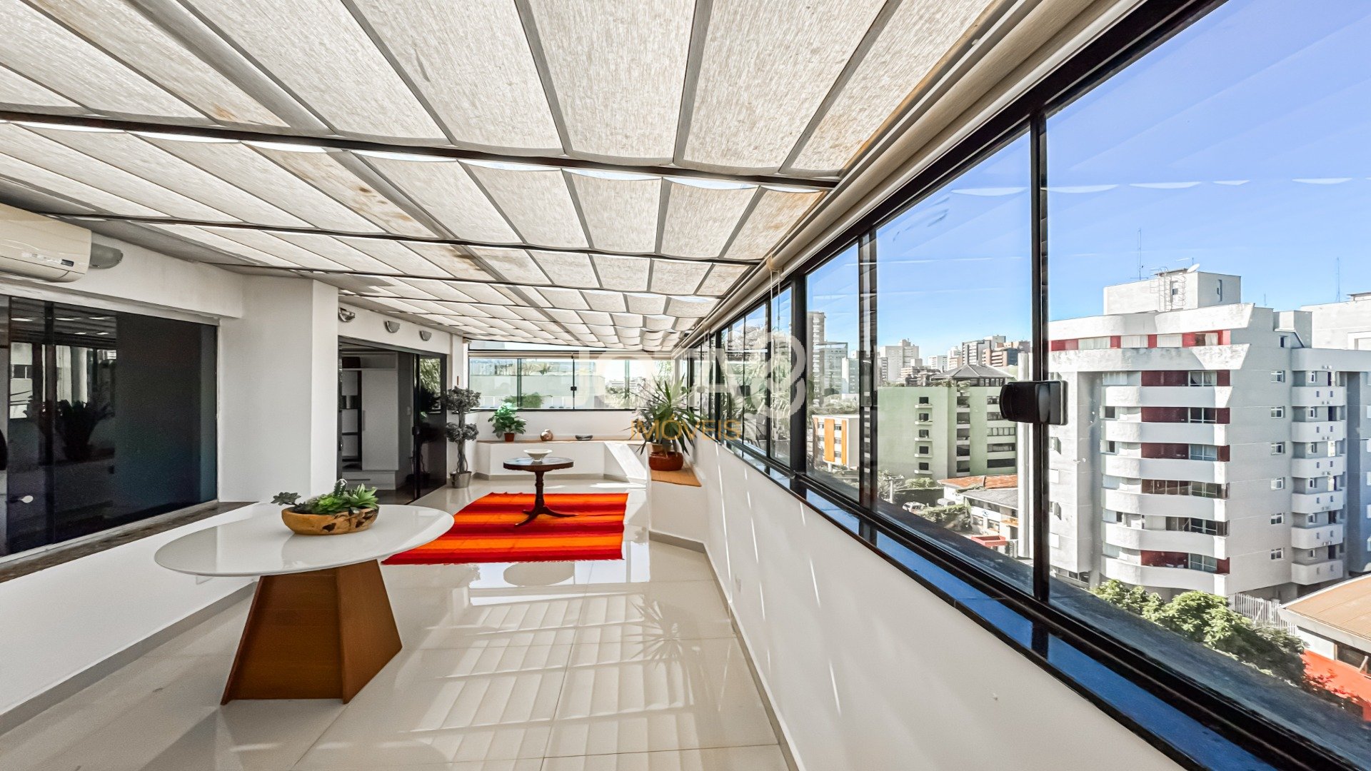 COBERTURA NO BATEL, ESPAÇOSA E COM LINDA VISTA