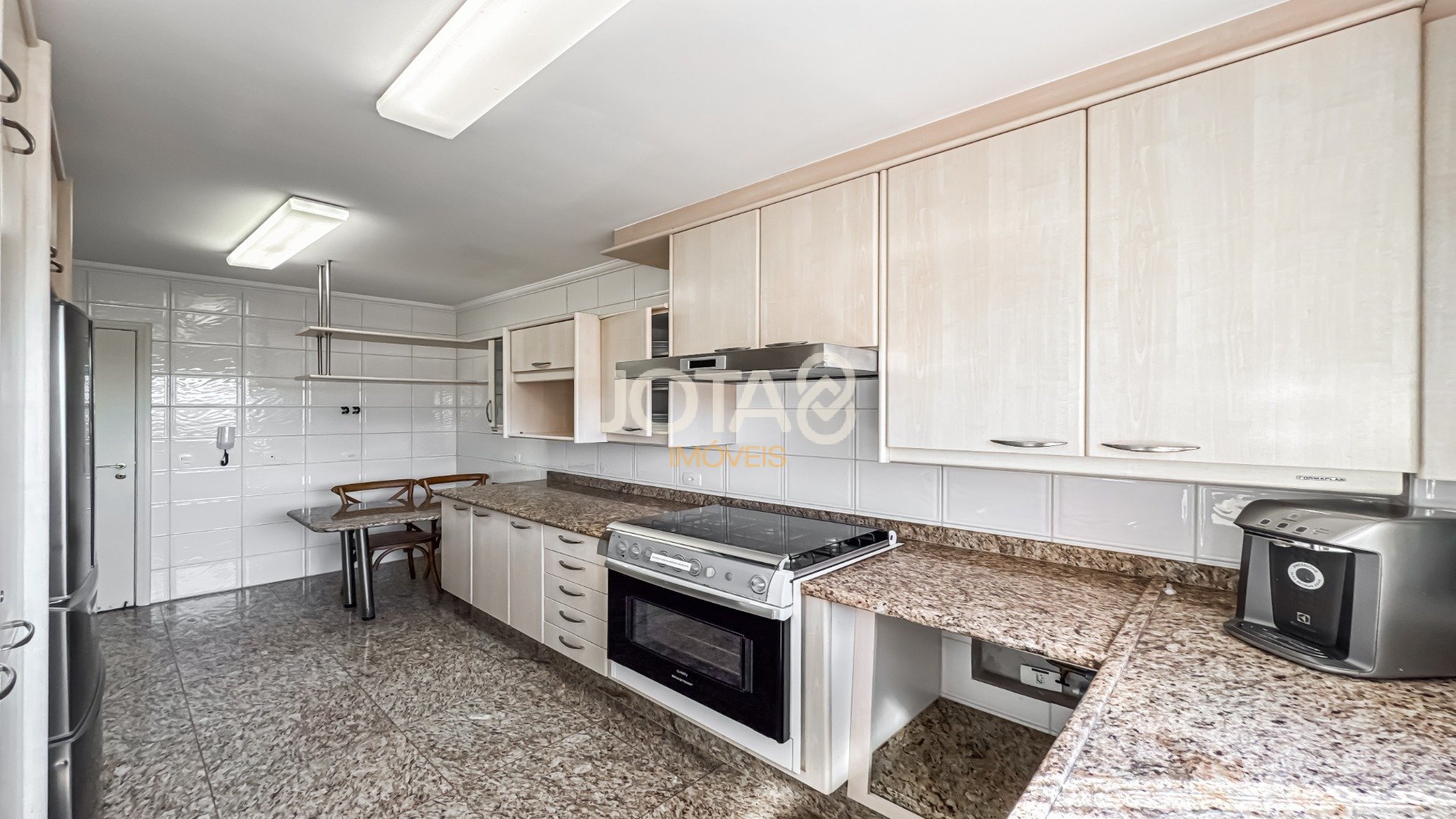 APARTAMENTO COM 4 DORMITÓRIOS NO BATEL