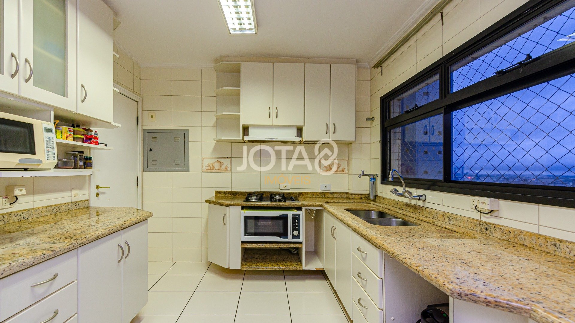 APARTAMENTO COM 3 SUÍTES E 2 VAGAS NO ÁGUA VERDE