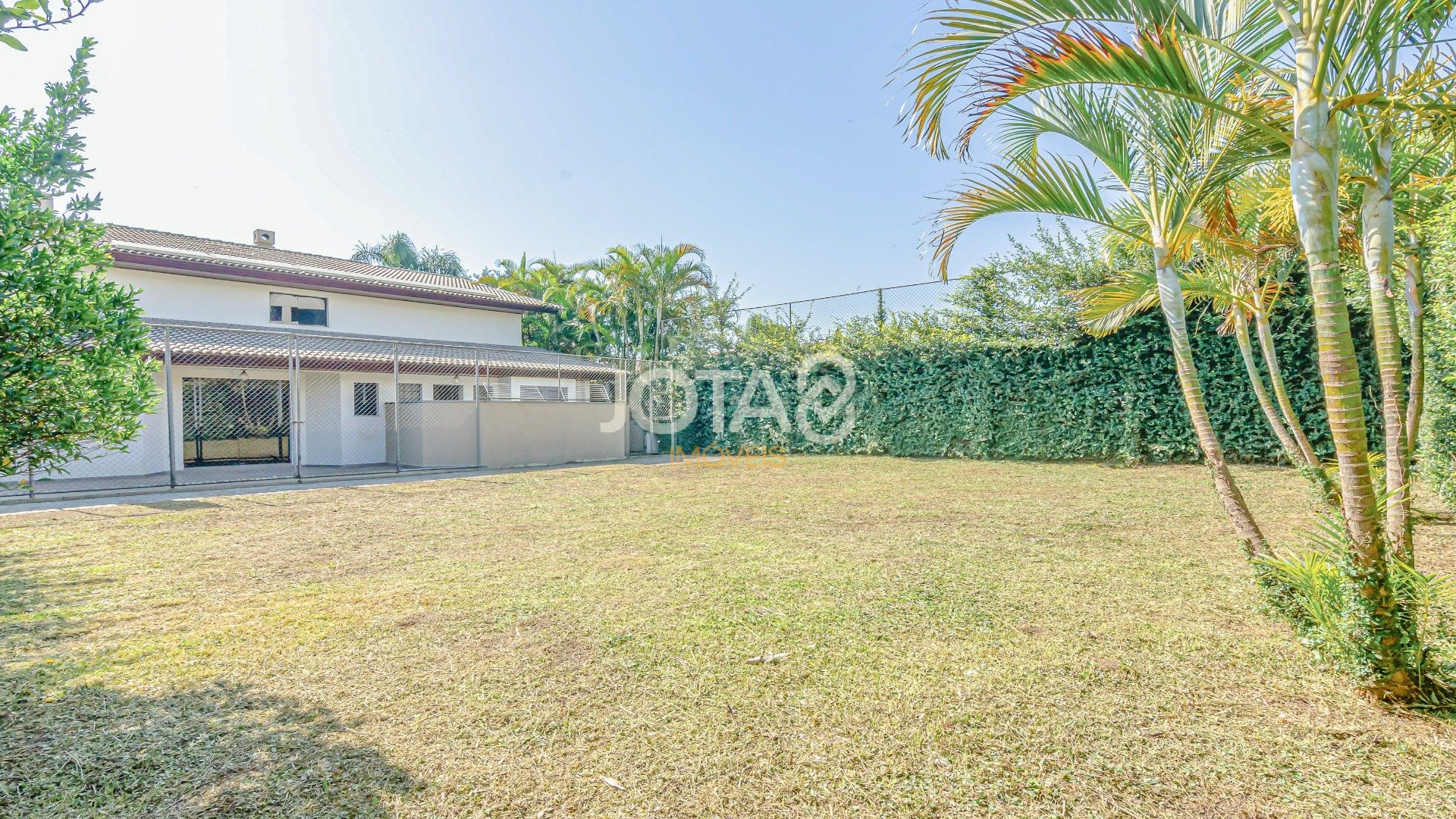 CASA COM AMPLO QUINTAL E 4 QUARTOS