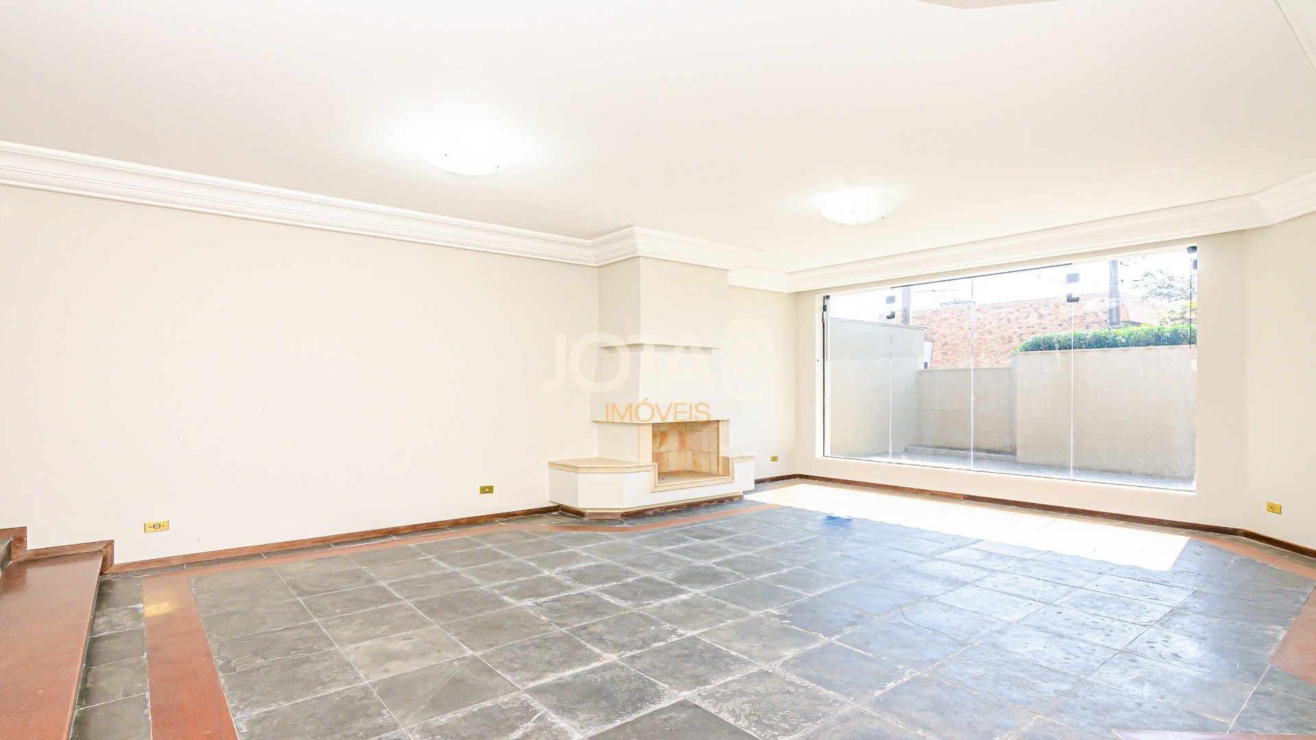 CASA COM AMPLO QUINTAL E 4 QUARTOS