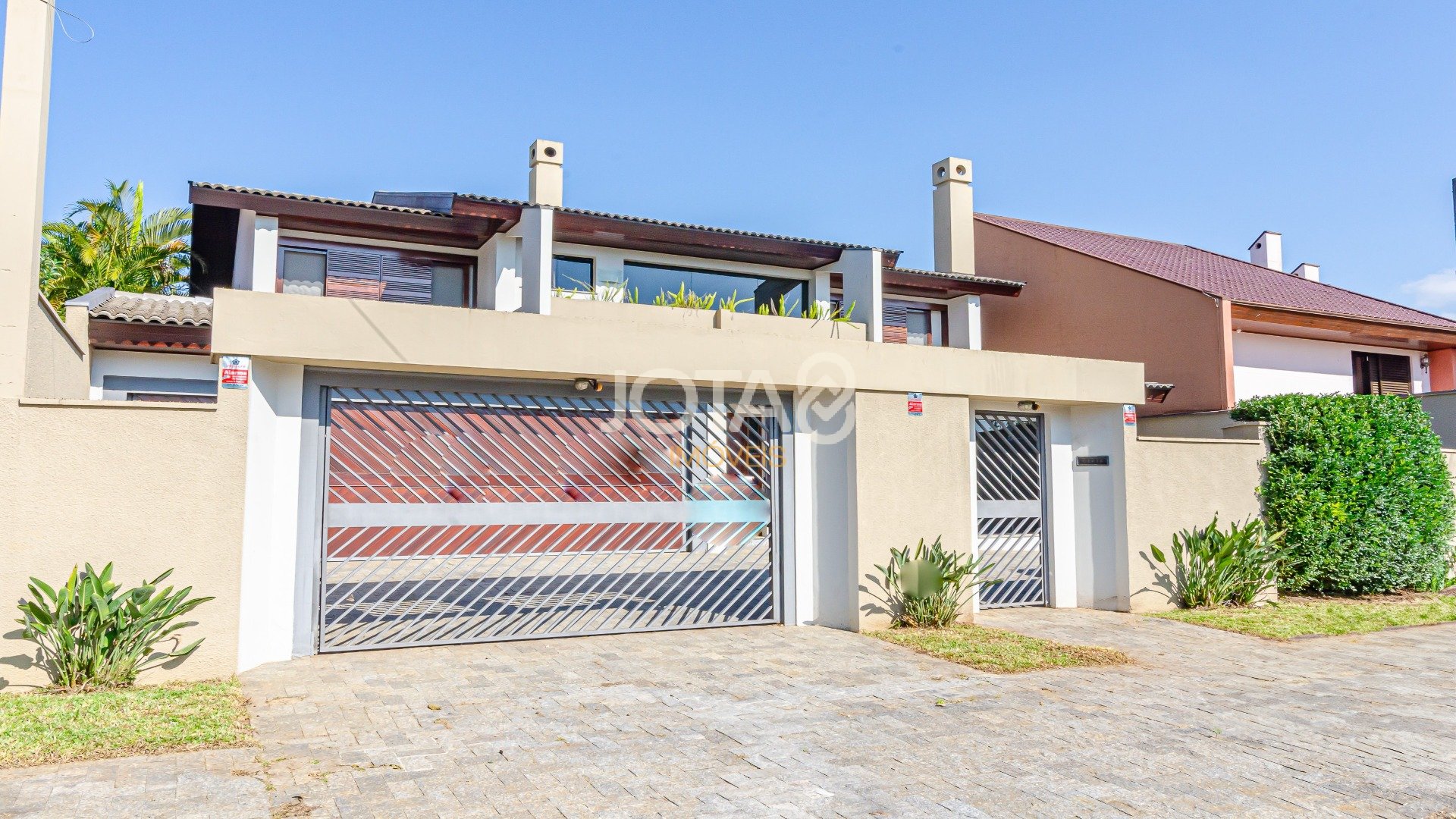 CASA COM AMPLO QUINTAL E 4 QUARTOS
