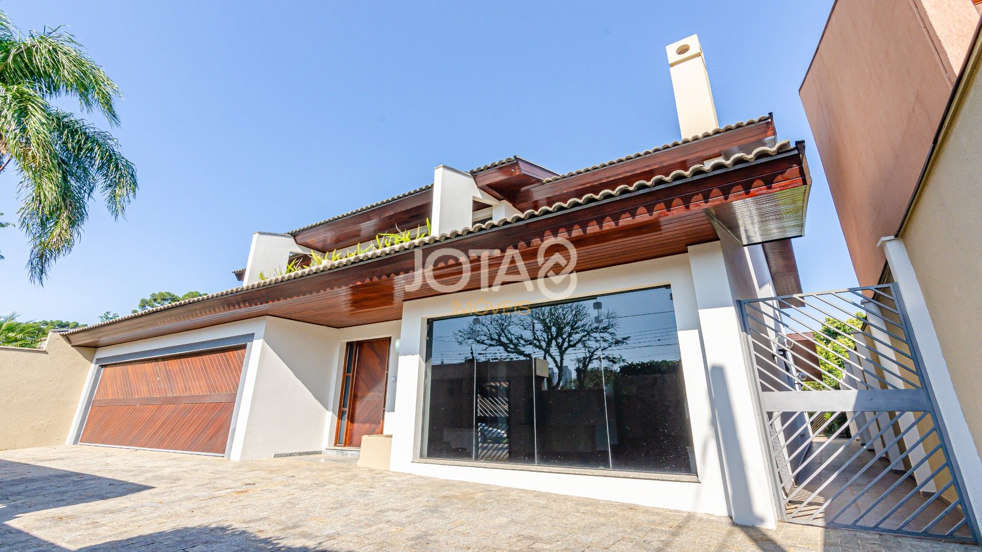CASA COM AMPLO QUINTAL E 4 QUARTOS