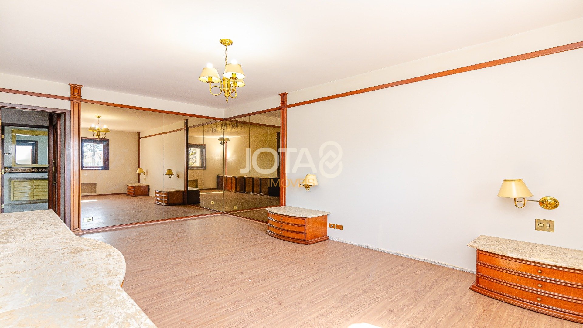 CASA COM AMPLO QUINTAL E 4 QUARTOS