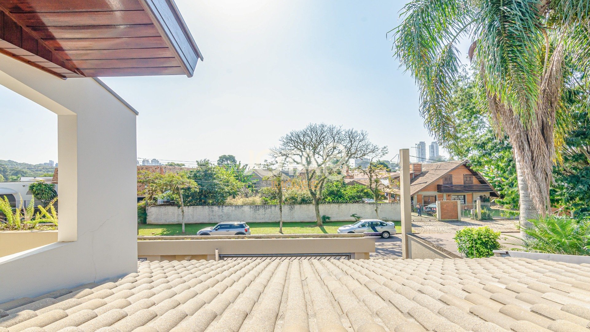 CASA COM AMPLO QUINTAL E 4 QUARTOS