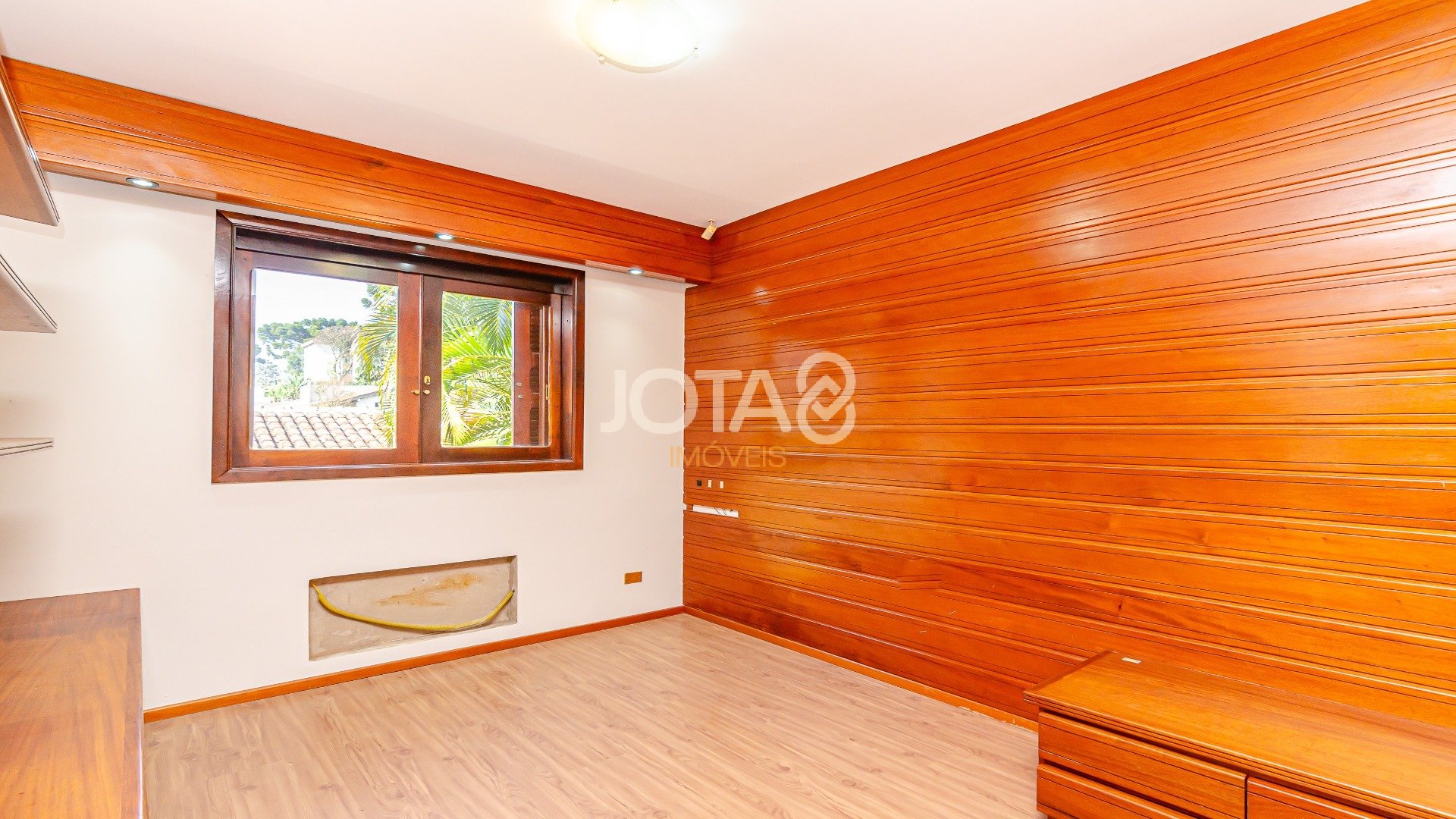 CASA COM AMPLO QUINTAL E 4 QUARTOS