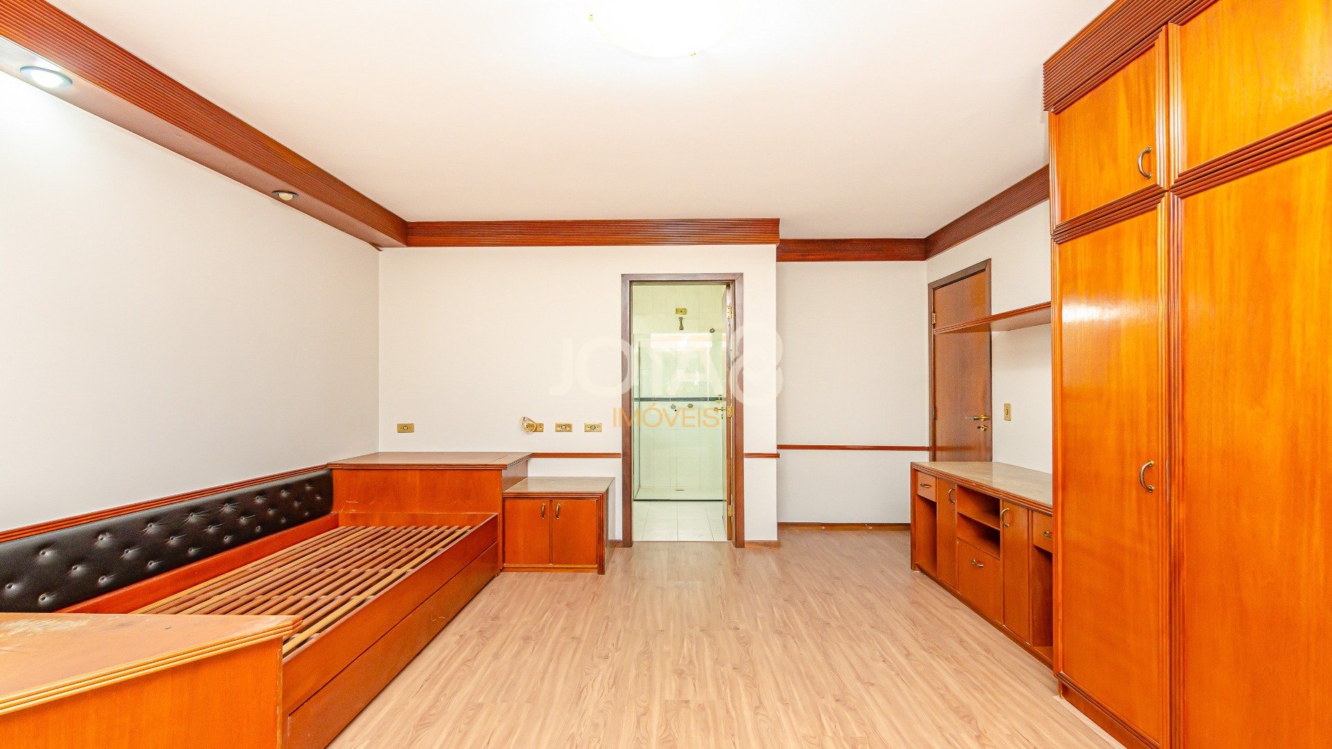 CASA COM AMPLO QUINTAL E 4 QUARTOS