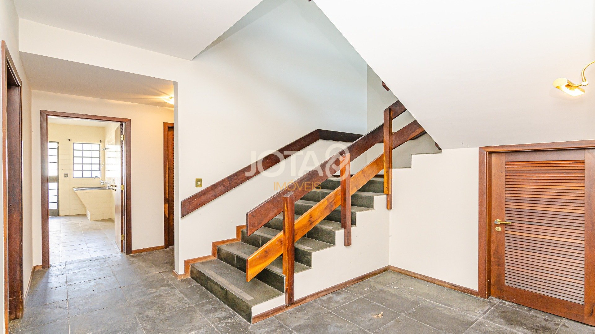 CASA COM AMPLO QUINTAL E 4 QUARTOS