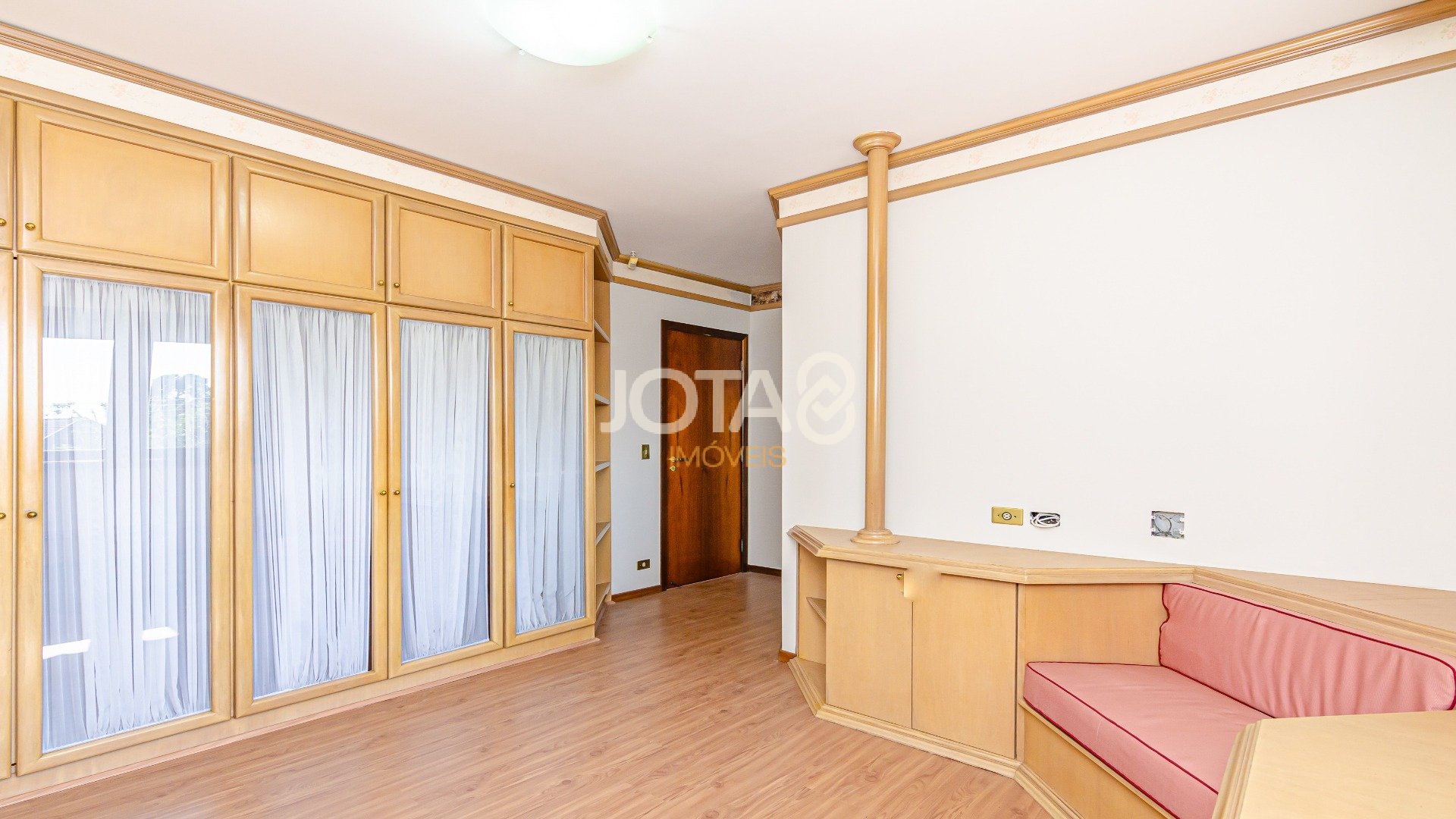 CASA COM AMPLO QUINTAL E 4 QUARTOS