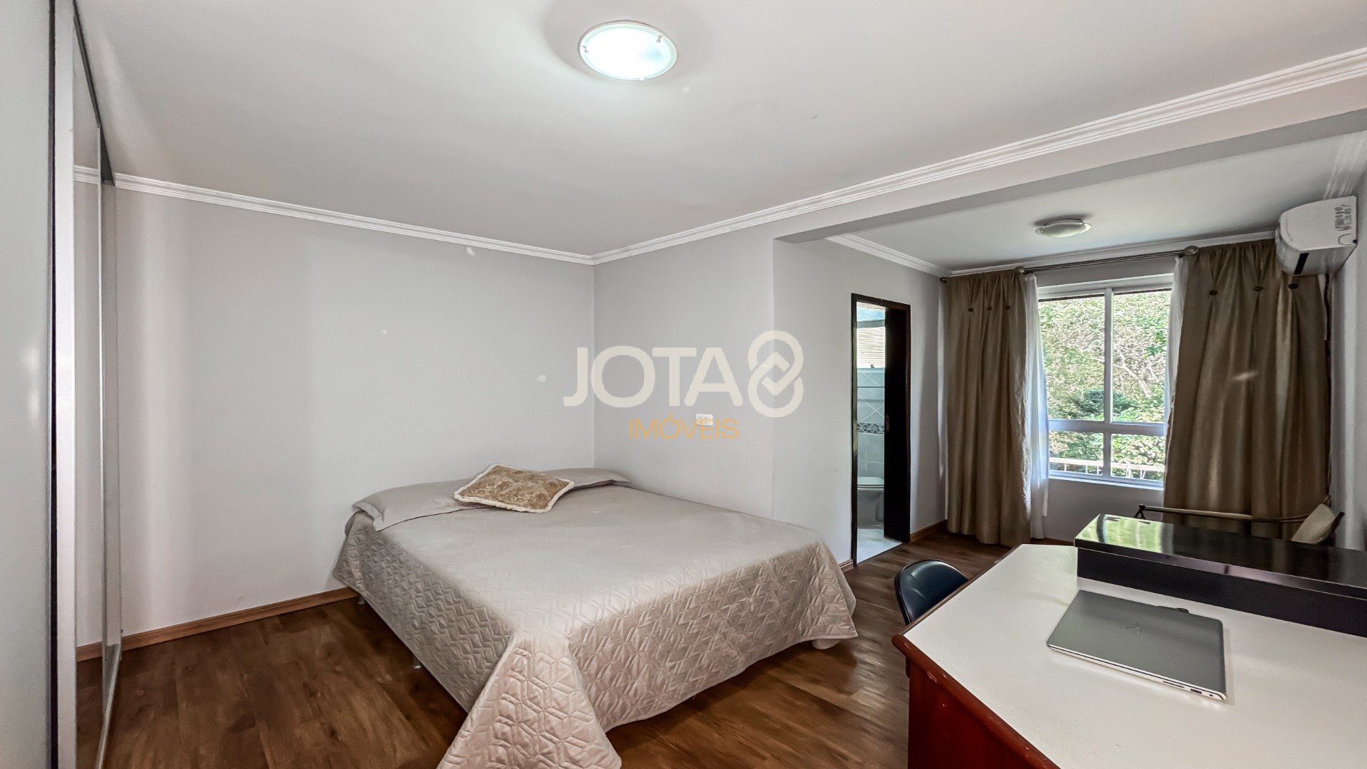 CASA COM AMPLO TERRENO NO PILARZINHO