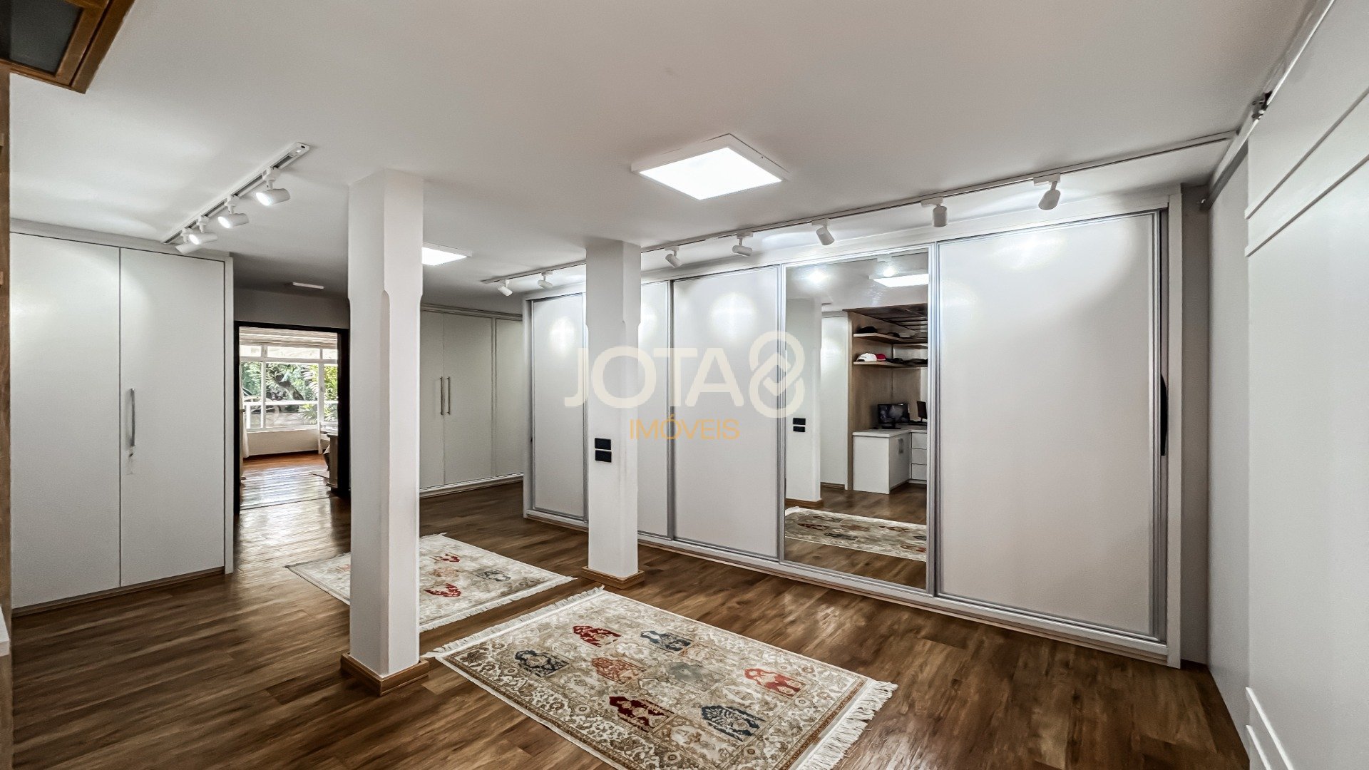 CASA COM AMPLO TERRENO NO PILARZINHO
