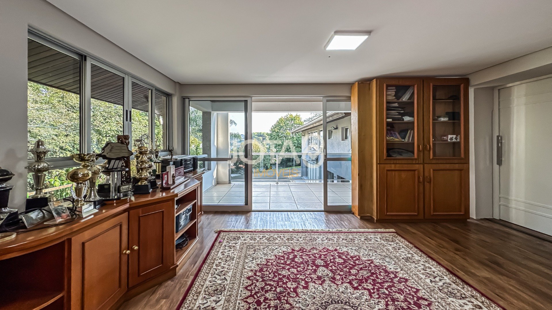 CASA COM AMPLO TERRENO NO PILARZINHO