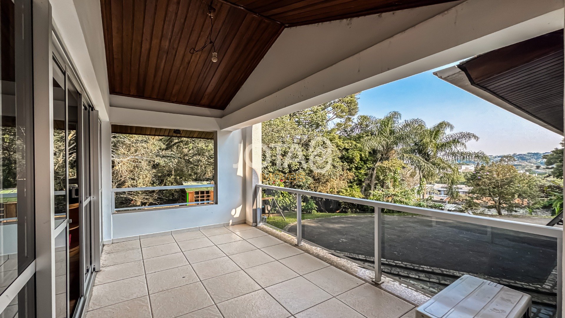 CASA COM AMPLO TERRENO NO PILARZINHO