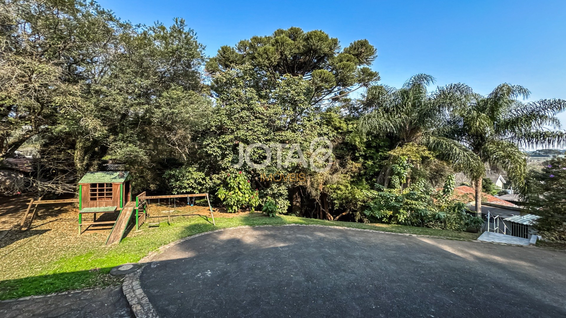 CASA COM AMPLO TERRENO NO PILARZINHO