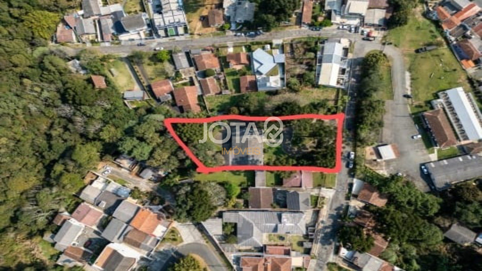 CASA COM AMPLO TERRENO NO PILARZINHO