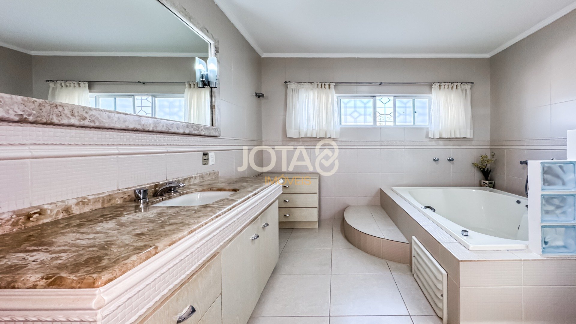 CASA COM 3 SUÍTES EM SANTA FELICIDADE