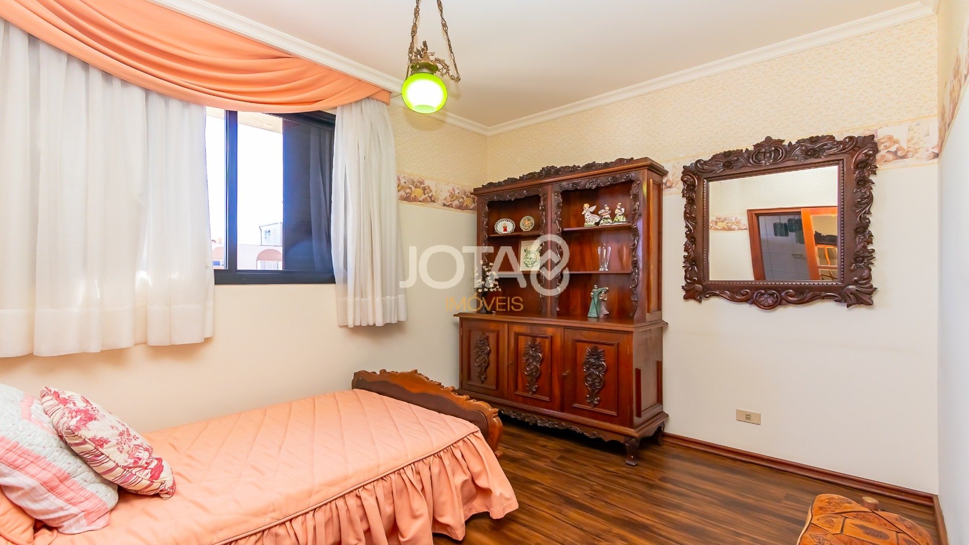 APARTAMENTO COM 4 QUARTOS NO BATEL!