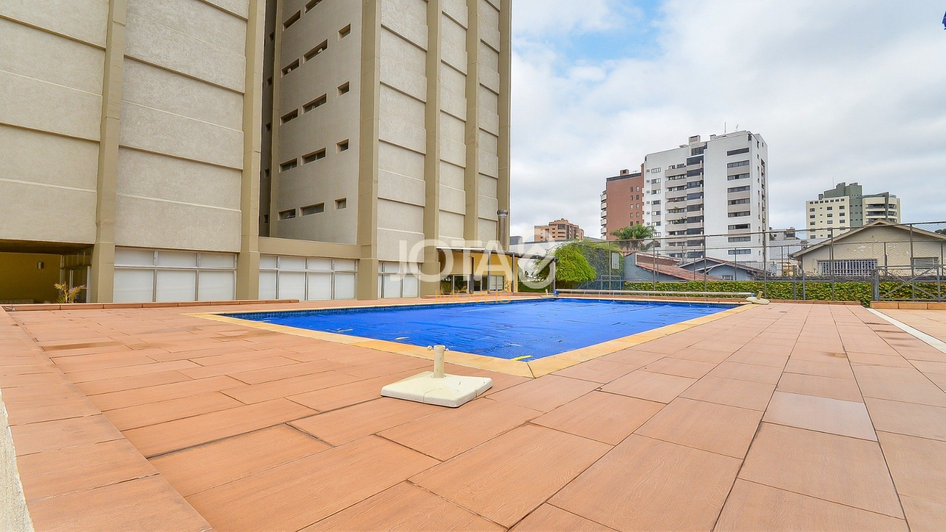 COBERTURA AMPLA 4 QUARTOS VISTA E ILUMINADA NO BATEL