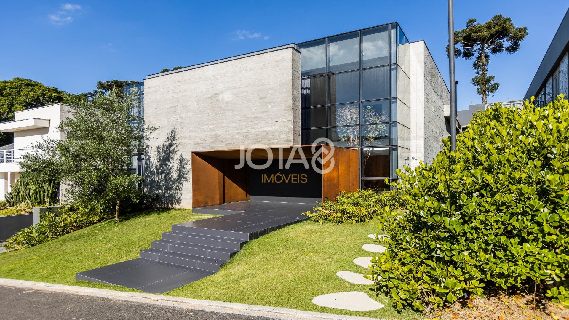 CASA COM 4 SUÍTES E ALTO PADRÃO DE ACABAMENTO