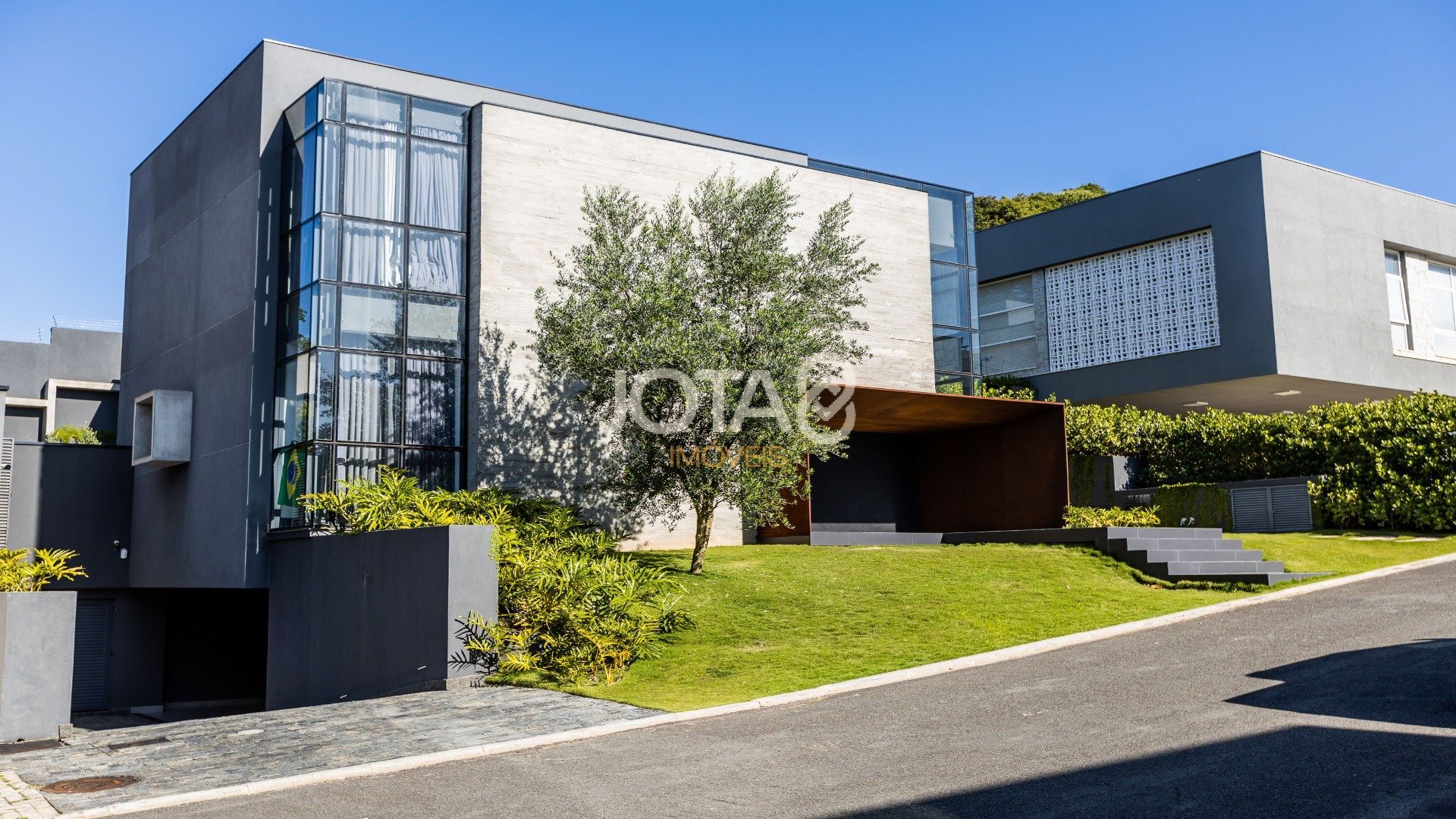 CASA COM 4 SUÍTES E ALTO PADRÃO DE ACABAMENTO