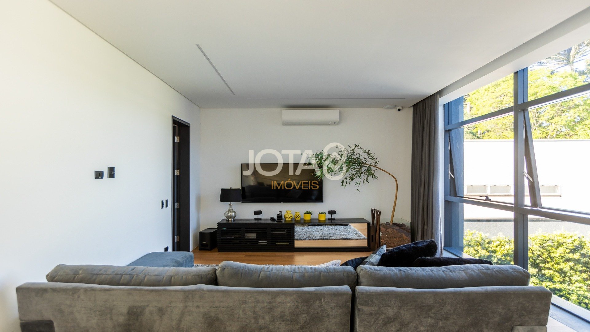 CASA COM 4 SUÍTES E ALTO PADRÃO DE ACABAMENTO