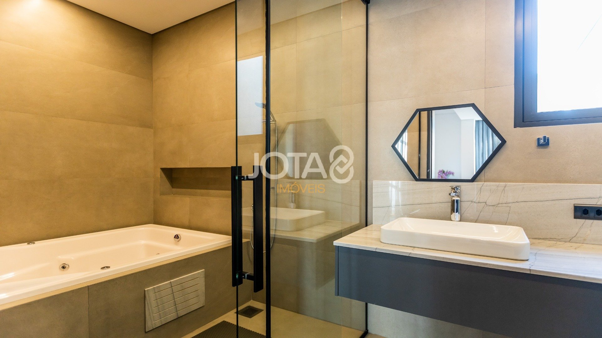CASA COM 4 SUÍTES E ALTO PADRÃO DE ACABAMENTO