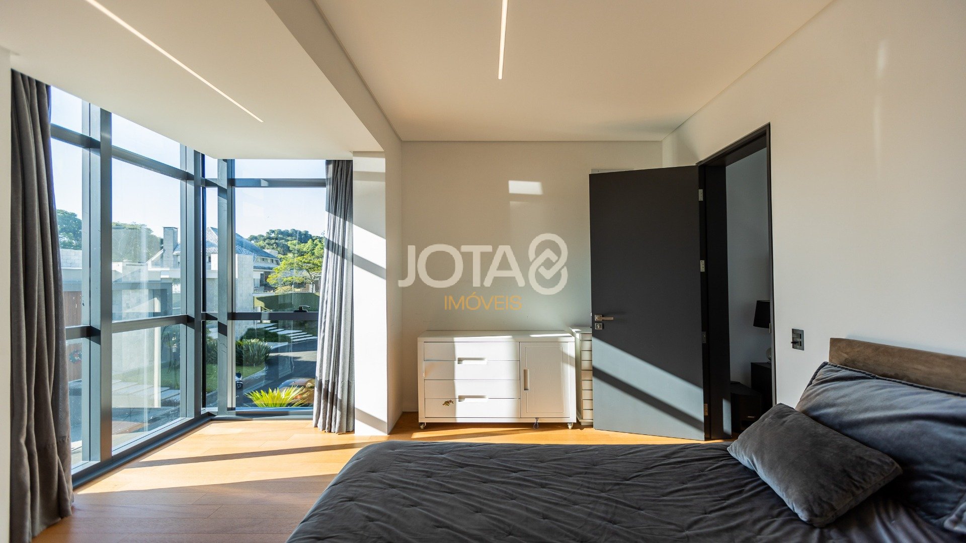 CASA COM 4 SUÍTES E ALTO PADRÃO DE ACABAMENTO
