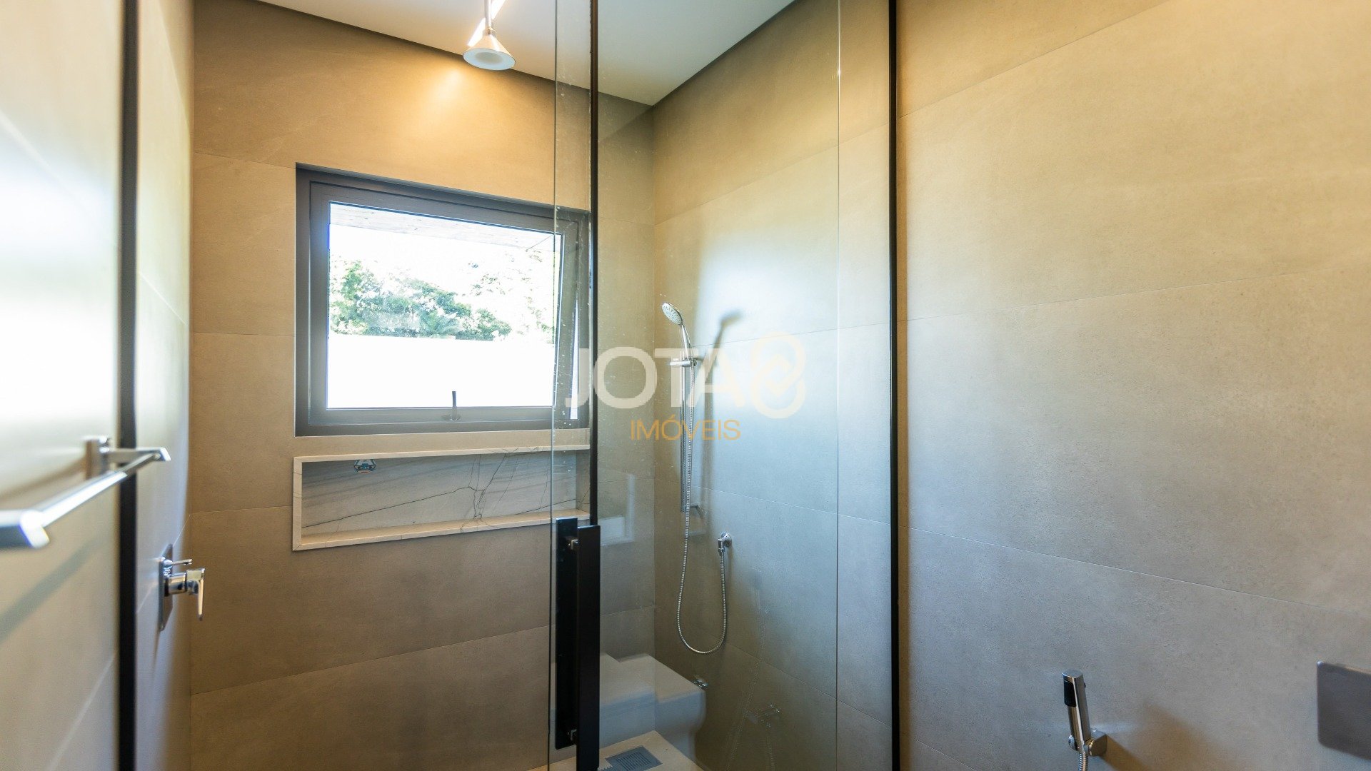 CASA COM 4 SUÍTES E ALTO PADRÃO DE ACABAMENTO