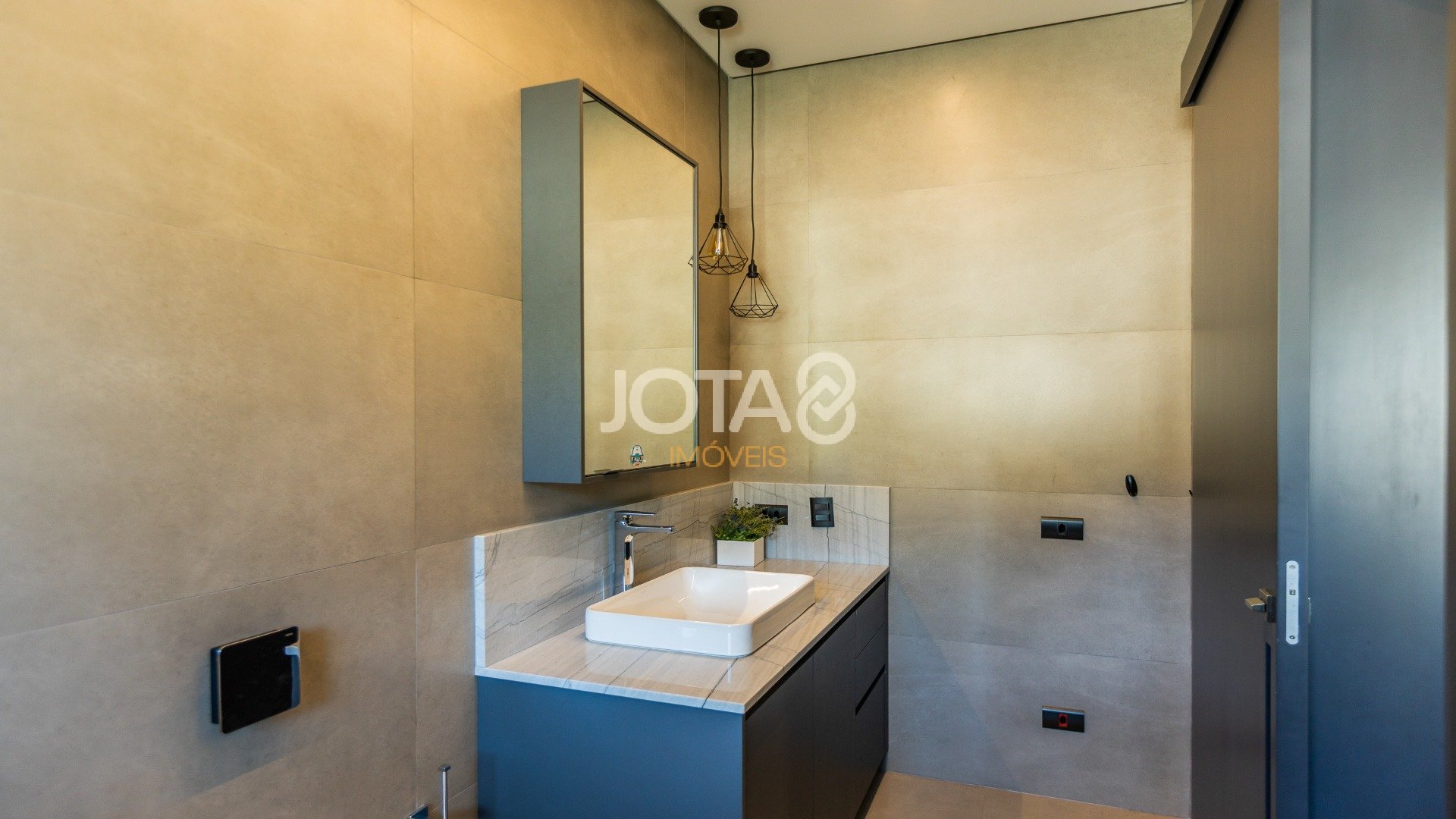 CASA COM 4 SUÍTES E ALTO PADRÃO DE ACABAMENTO