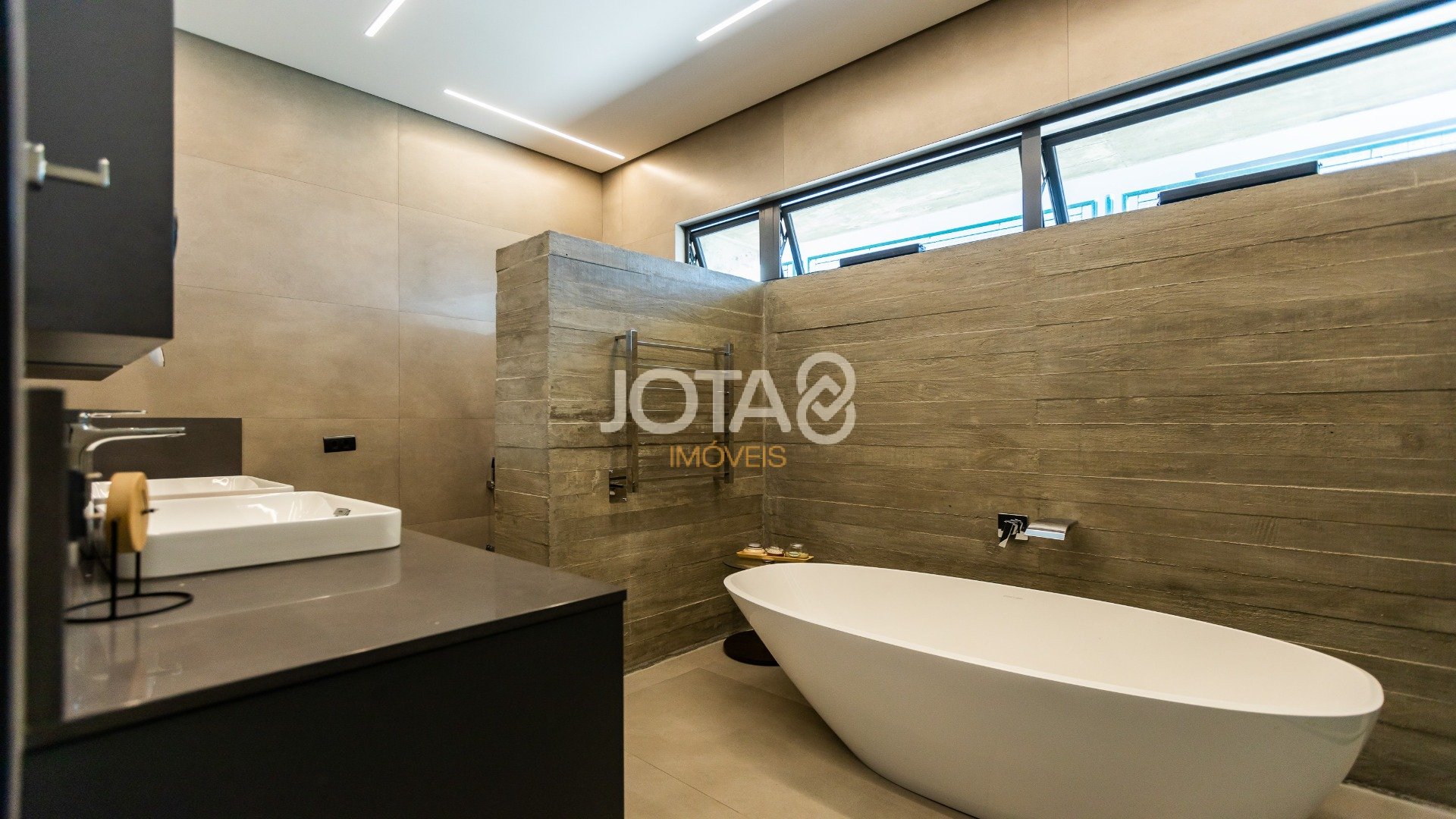 CASA COM 4 SUÍTES E ALTO PADRÃO DE ACABAMENTO