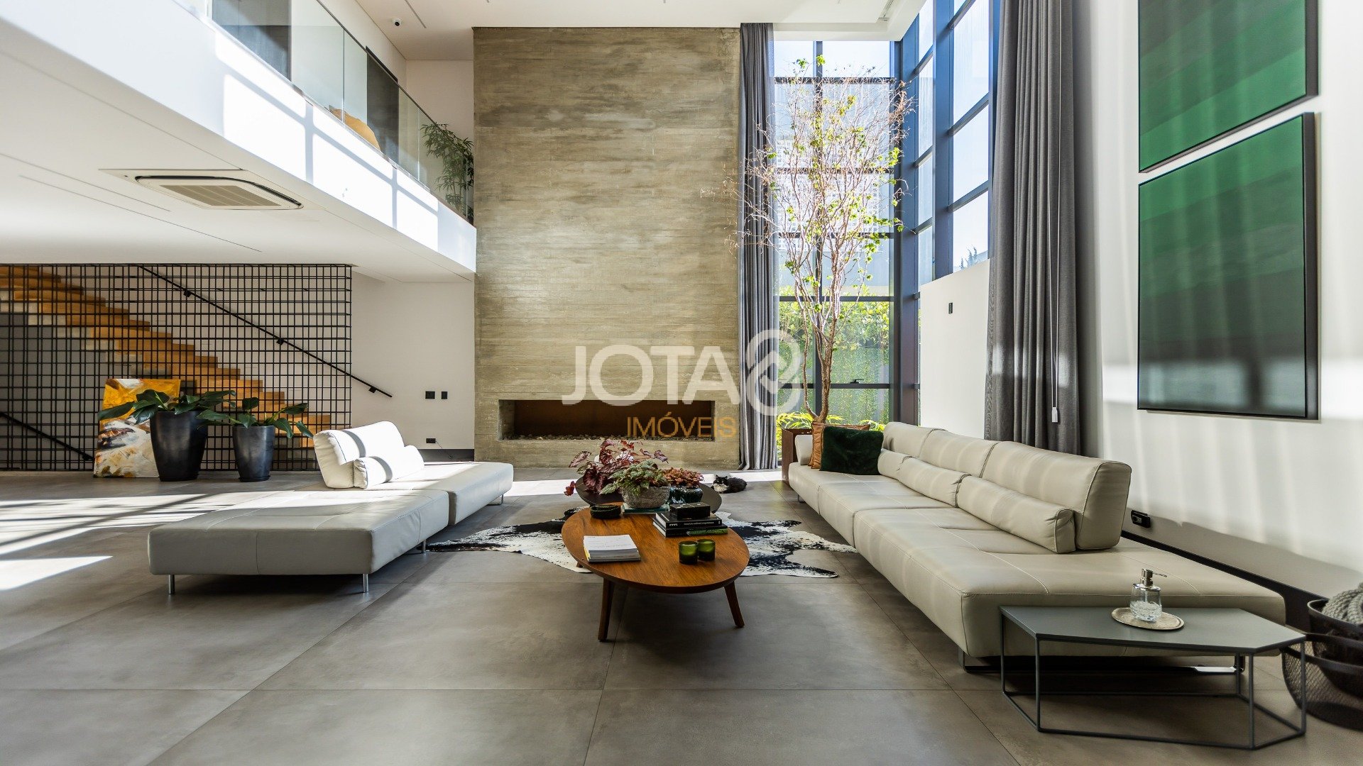 CASA COM 4 SUÍTES E ALTO PADRÃO DE ACABAMENTO