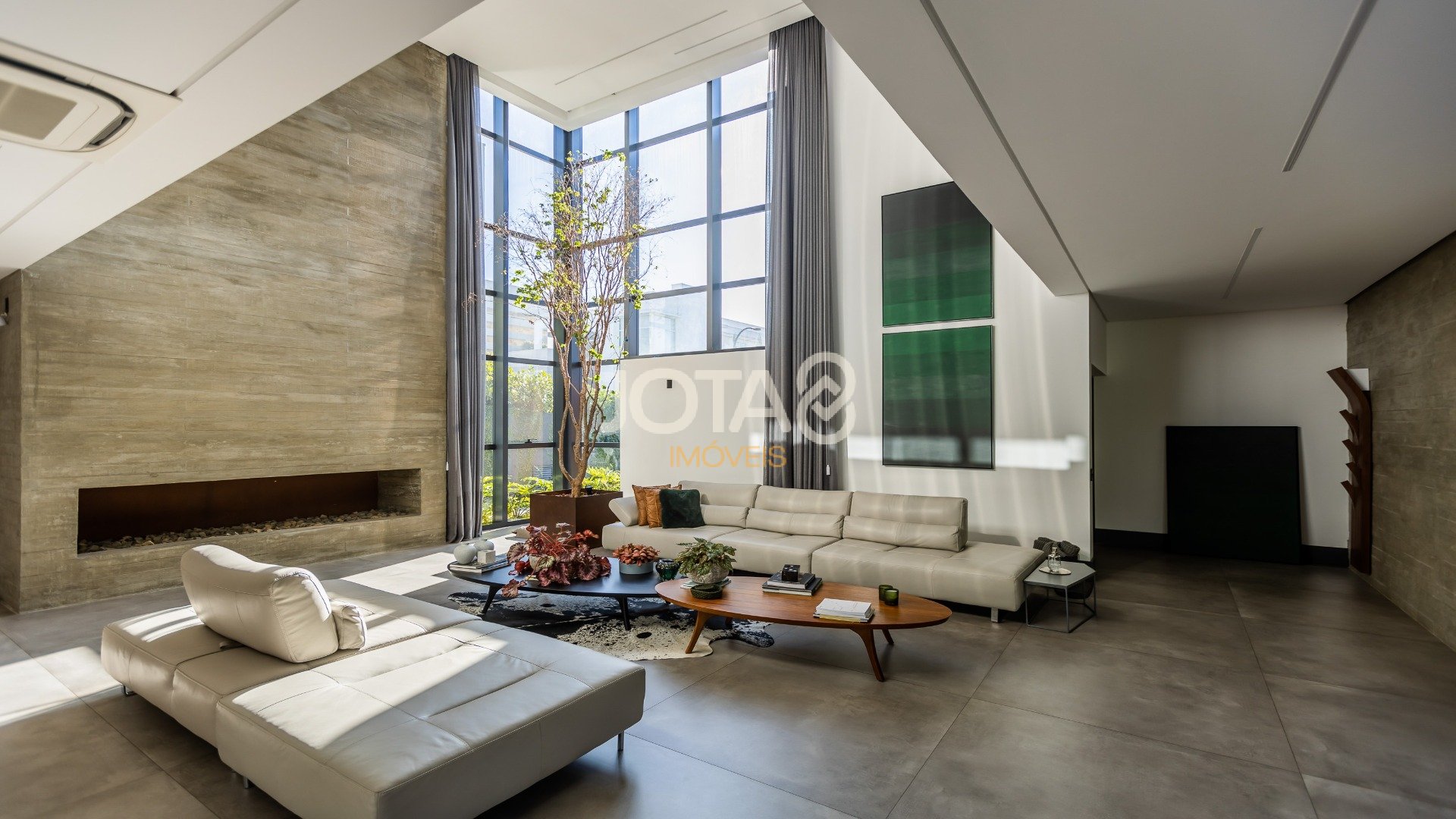 CASA COM 4 SUÍTES E ALTO PADRÃO DE ACABAMENTO