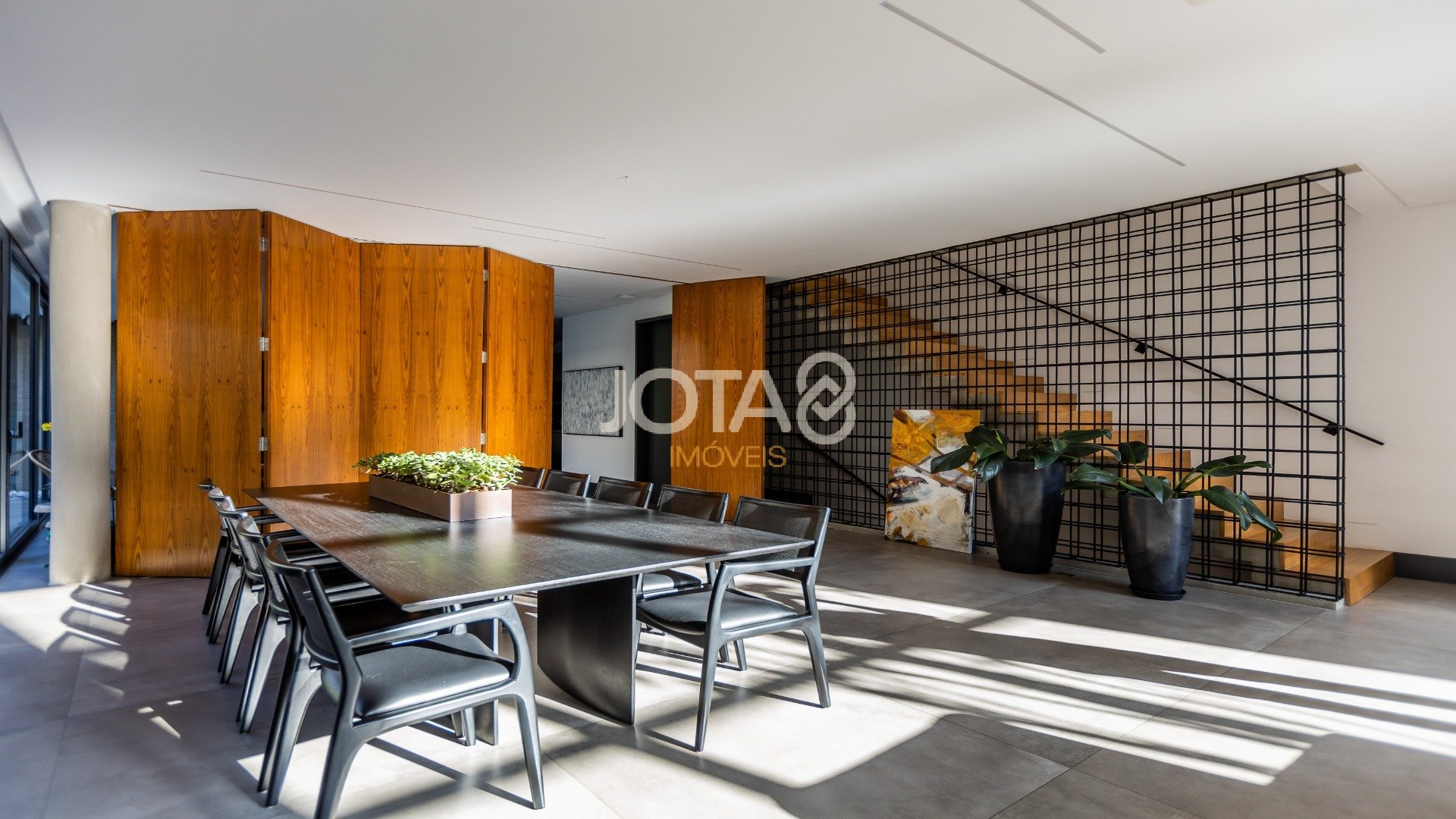 CASA COM 4 SUÍTES E ALTO PADRÃO DE ACABAMENTO