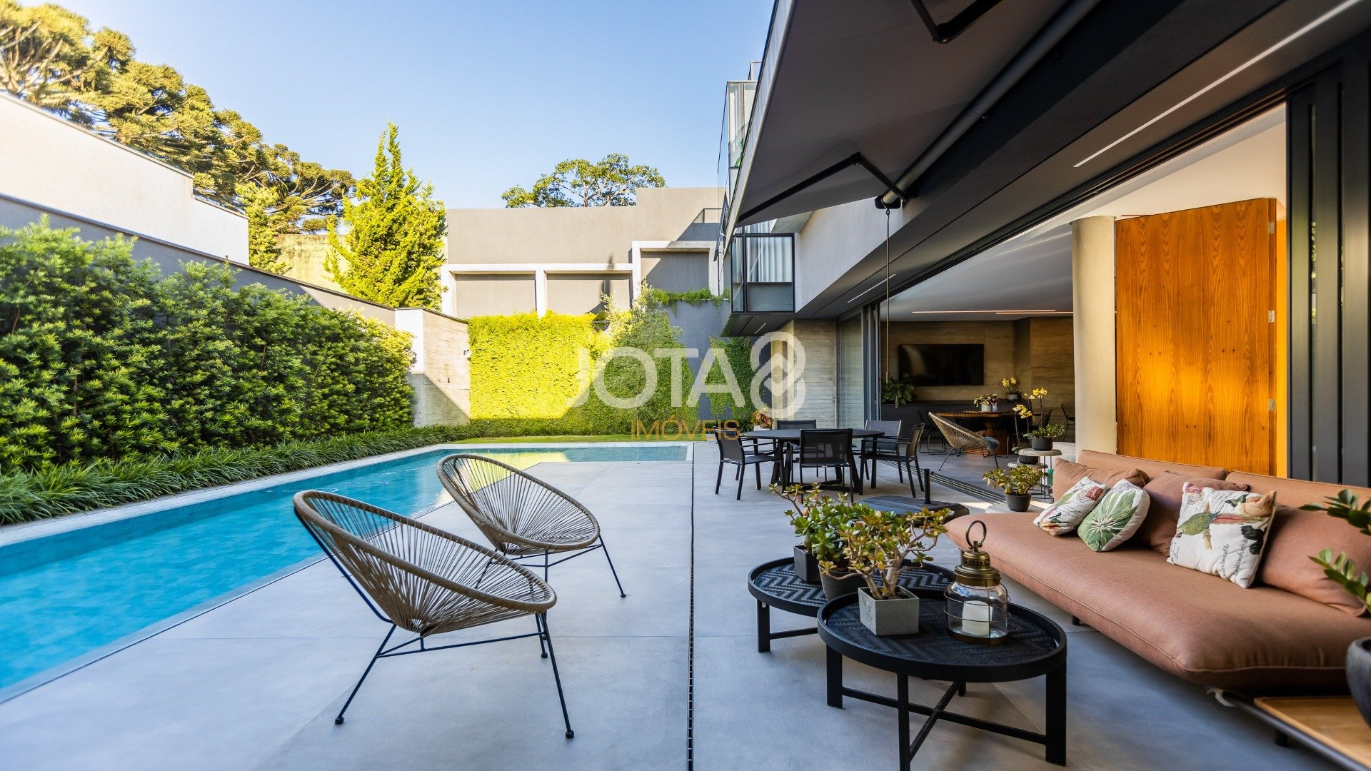 CASA COM 4 SUÍTES E ALTO PADRÃO DE ACABAMENTO