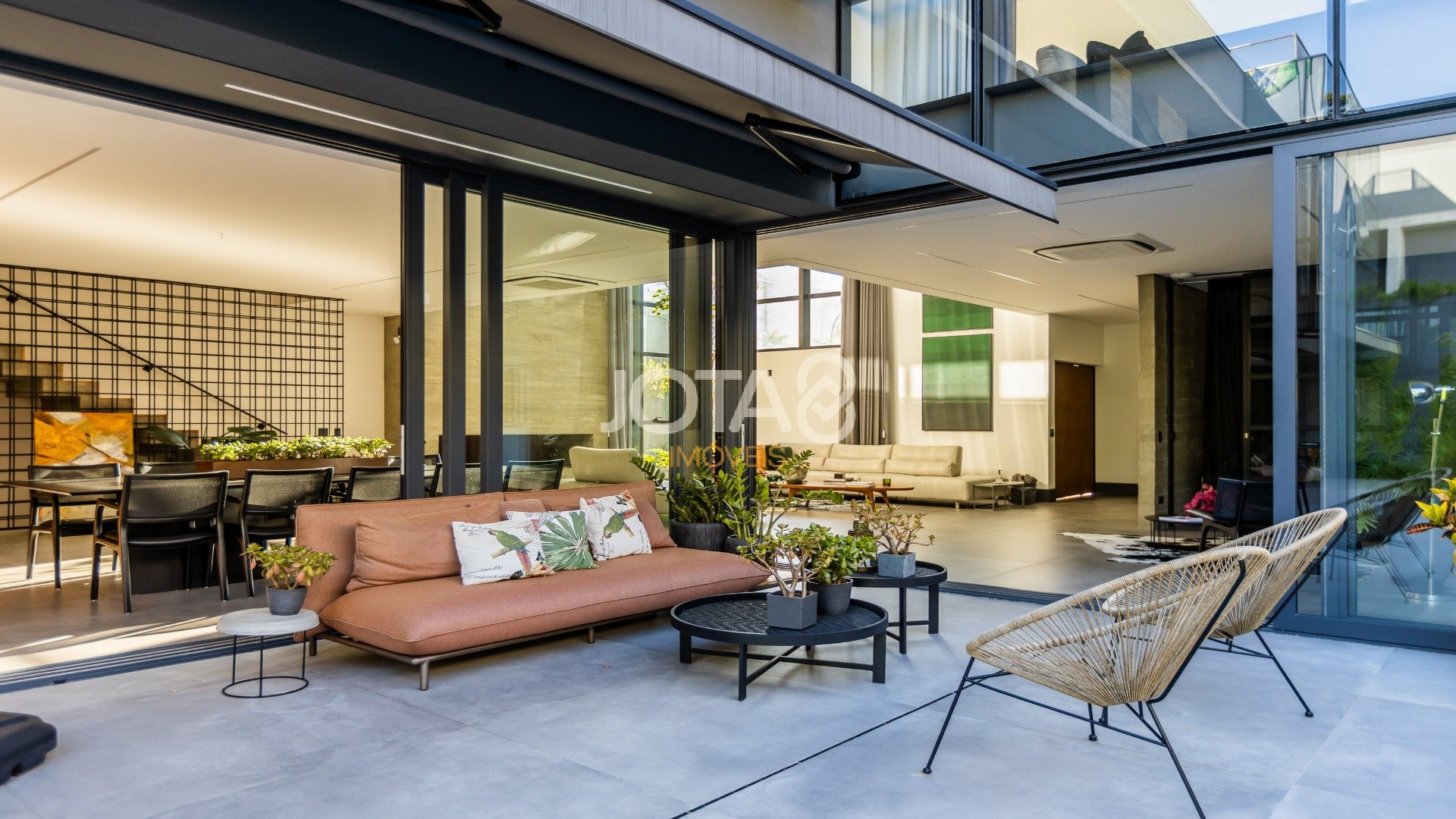 CASA COM 4 SUÍTES E ALTO PADRÃO DE ACABAMENTO