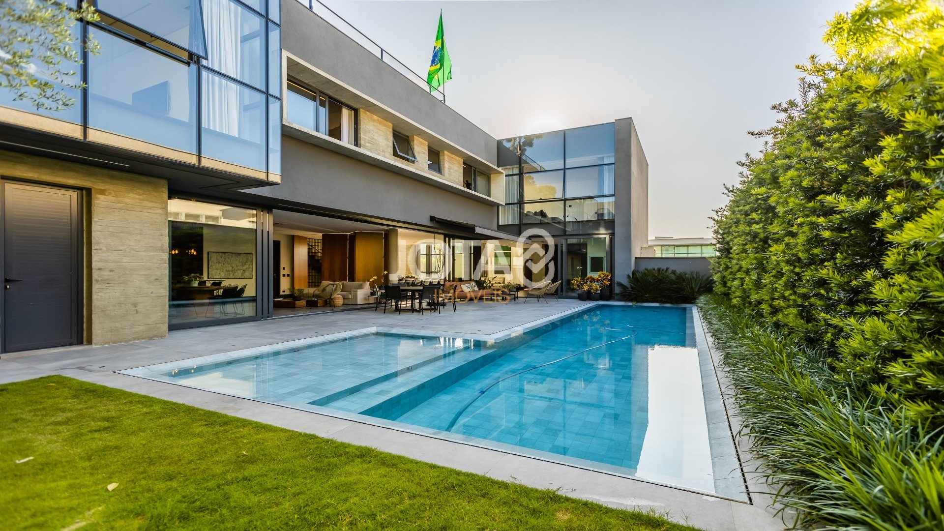 CASA COM 4 SUÍTES E ALTO PADRÃO DE ACABAMENTO