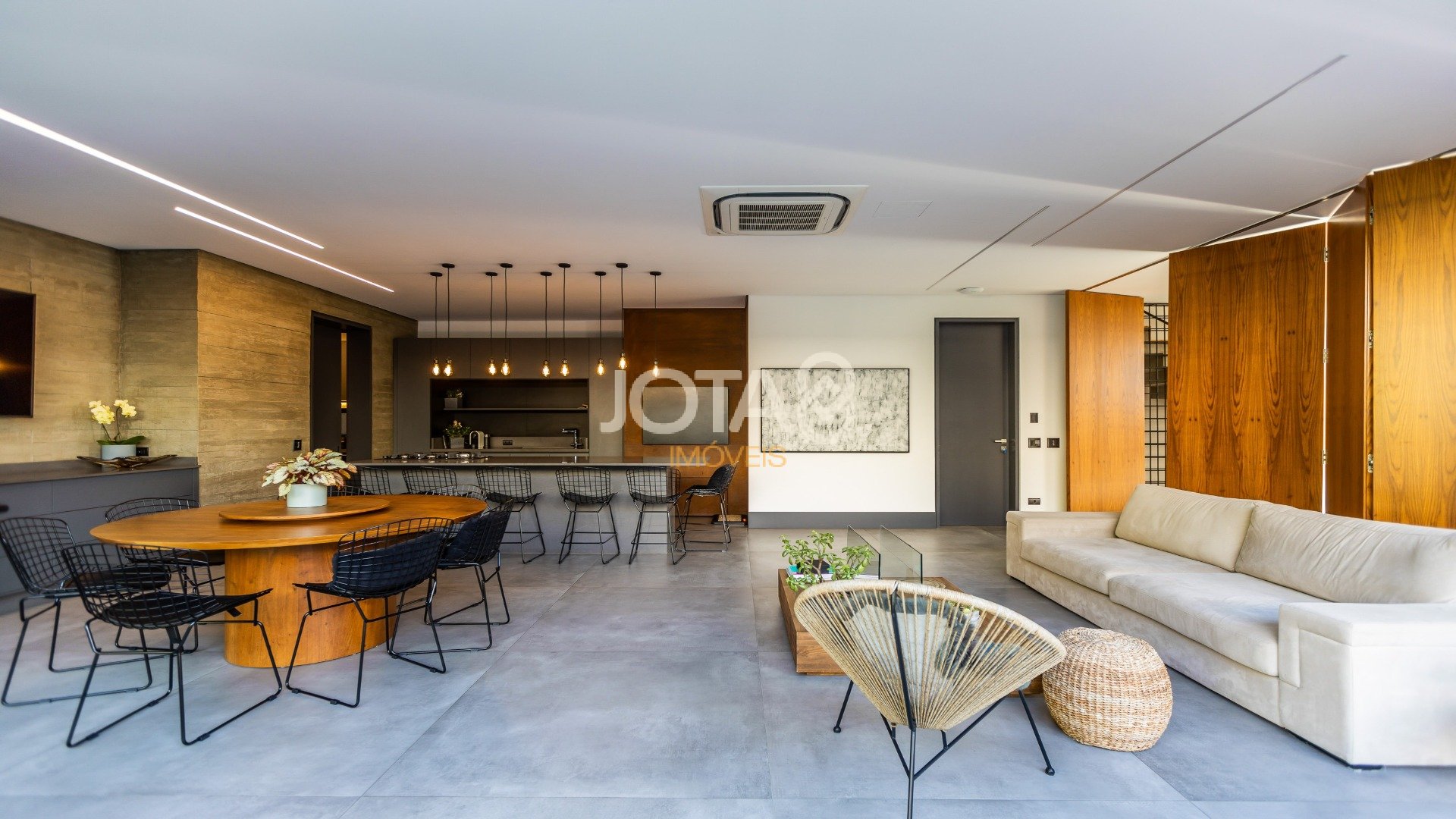 CASA COM 4 SUÍTES E ALTO PADRÃO DE ACABAMENTO