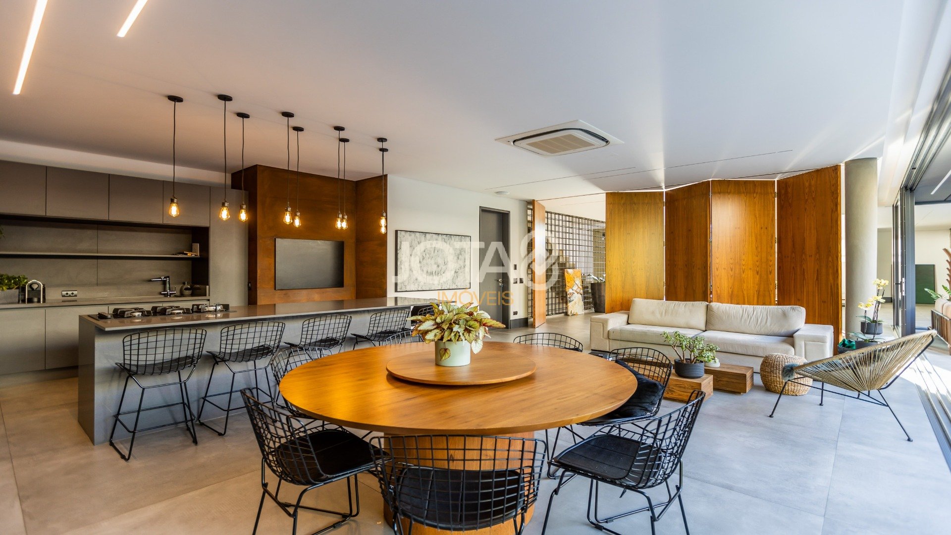CASA COM 4 SUÍTES E ALTO PADRÃO DE ACABAMENTO