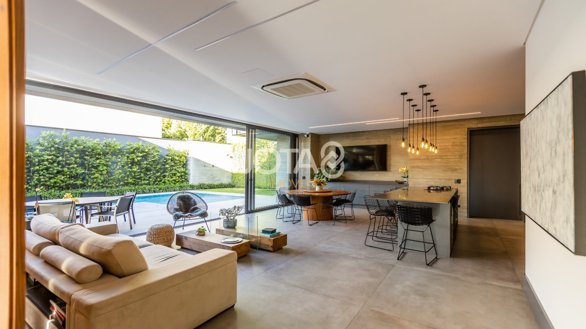 CASA COM 4 SUÍTES E ALTO PADRÃO DE ACABAMENTO