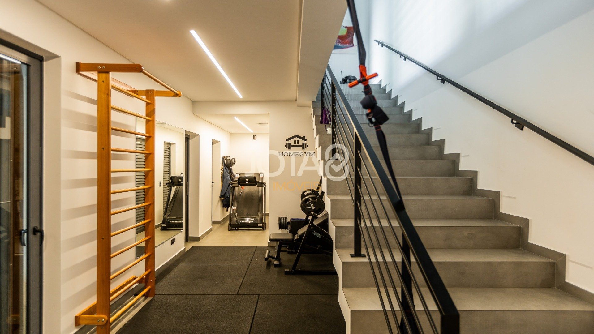 CASA COM 4 SUÍTES E ALTO PADRÃO DE ACABAMENTO